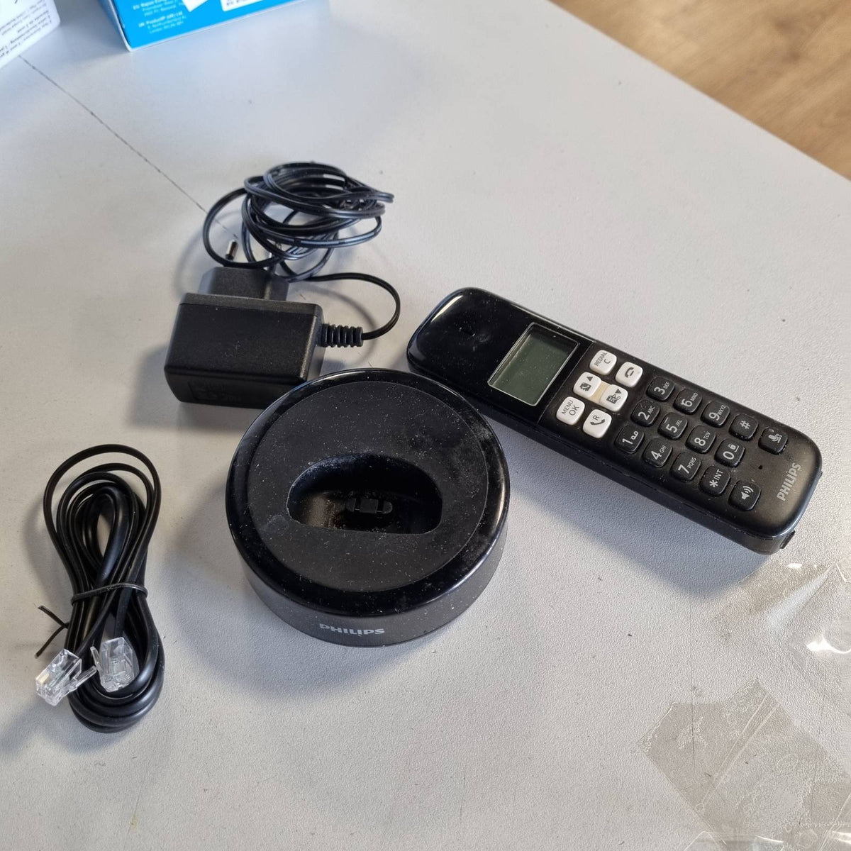 309993 - PHILIPS D1611B/34 Telefon pa tel, HQ-Sound, Libër telefoni me 50 numra, Konsum i ulët energjie Eko, ID e thirrësit, Rreze 50m-300m - E zezë