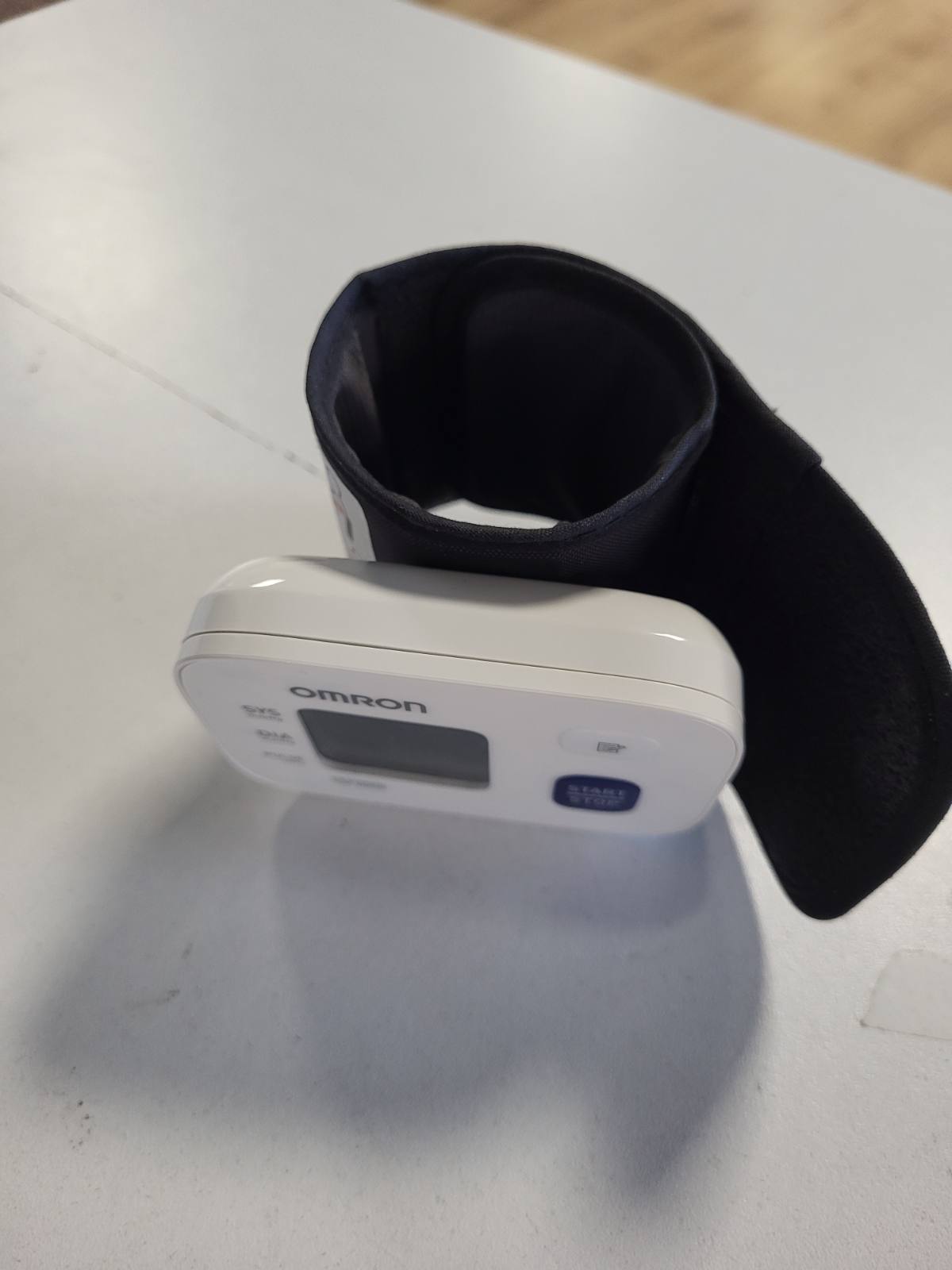 271420 - OMRON Monitor dixhital i tensionit të gjakut për kyçin e dorës, i validuar klinikisht, manshetë 13.5-21.5 cm, matje e saktë