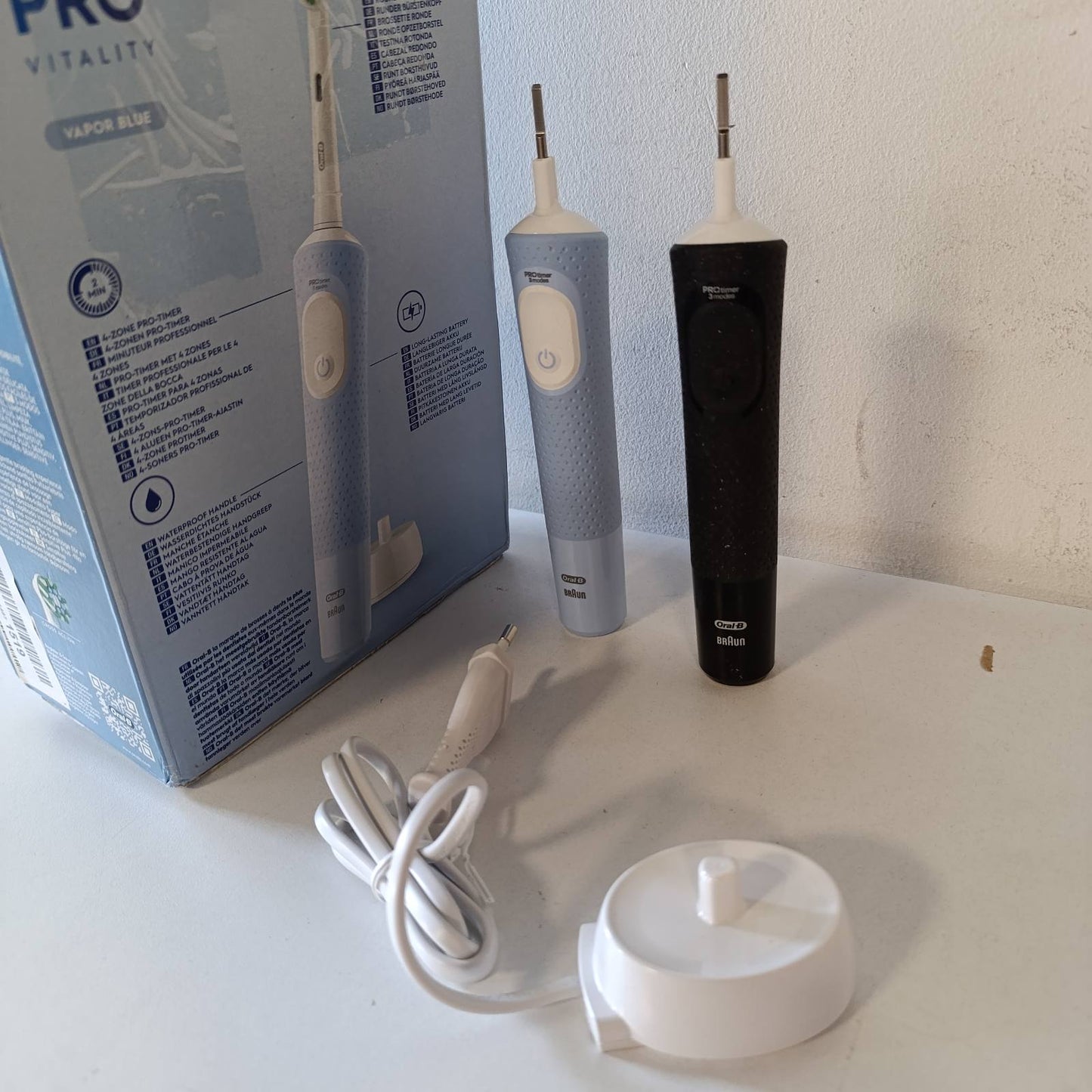 271303 - ORAL-B Furçë dhëmbësh elektrike e rikarikueshme Vitality Pro, e zezë dhe blu, 2 koka furçe, Pako me dy furça