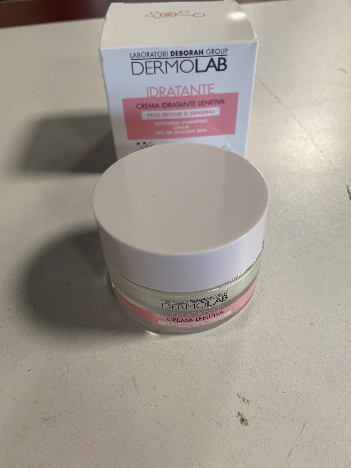 321950 - DERMOLAB - Krem hidratues qetësues për fytyrën për lëkurë të thatë dhe të ndjeshme, me acid hialuronik, SPF 15, 50 ml, efekt hidratues, mbron nga ndotja