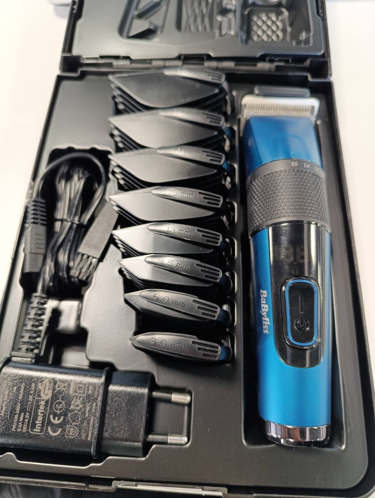 305705 - BABYLISS Makinë prerëse flokësh prej çeliku japonez – Bateri litiumi, kohë funksionimi 160 minuta, kohë karikimi 3 orë, përfshirë kutinë e fortë, e zezë, E990E