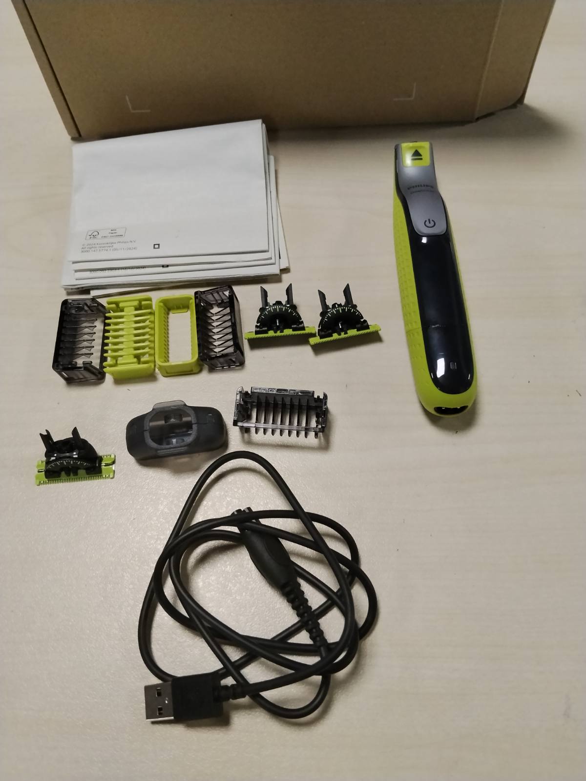 307205 - PHILIPS OneBlade 360 Face & Body, makinë rroje elektrike, 3 tehe 360, 4 aksesorë prerëse (1/2/3/5 mm), 2 aksesorë trupi, rroje e lagësht dhe e thatë (QP2834/31)