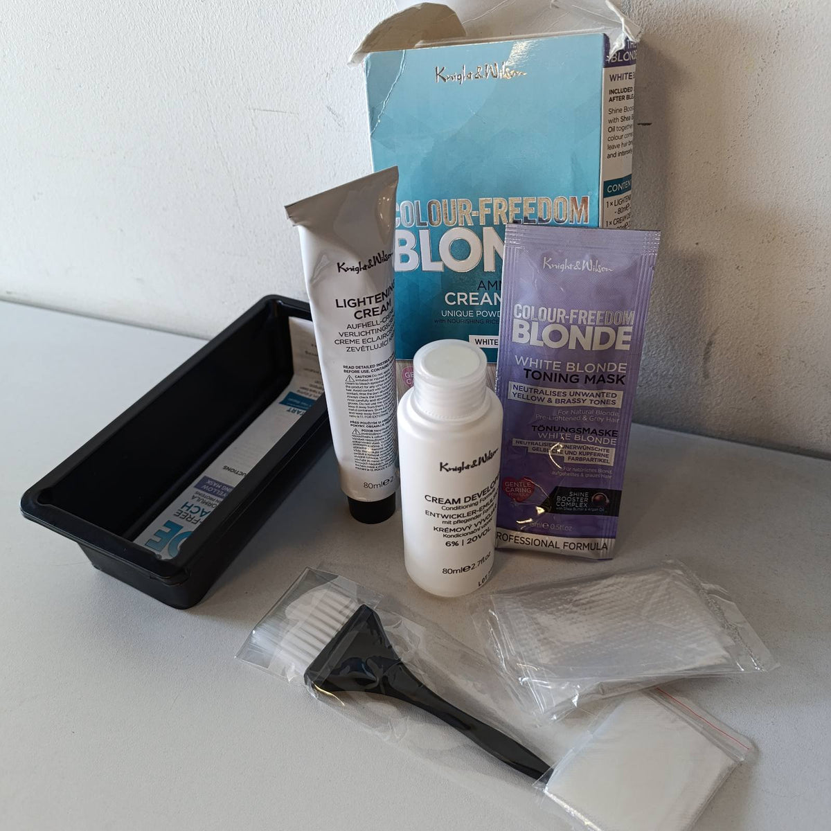 290123 - KNIGHT & WILSON Krem zbardhues për flokë, pa amoniak, ngrit deri në 8 nuanca, kit i plotë me tasin e ngjyrosjes dhe furçën