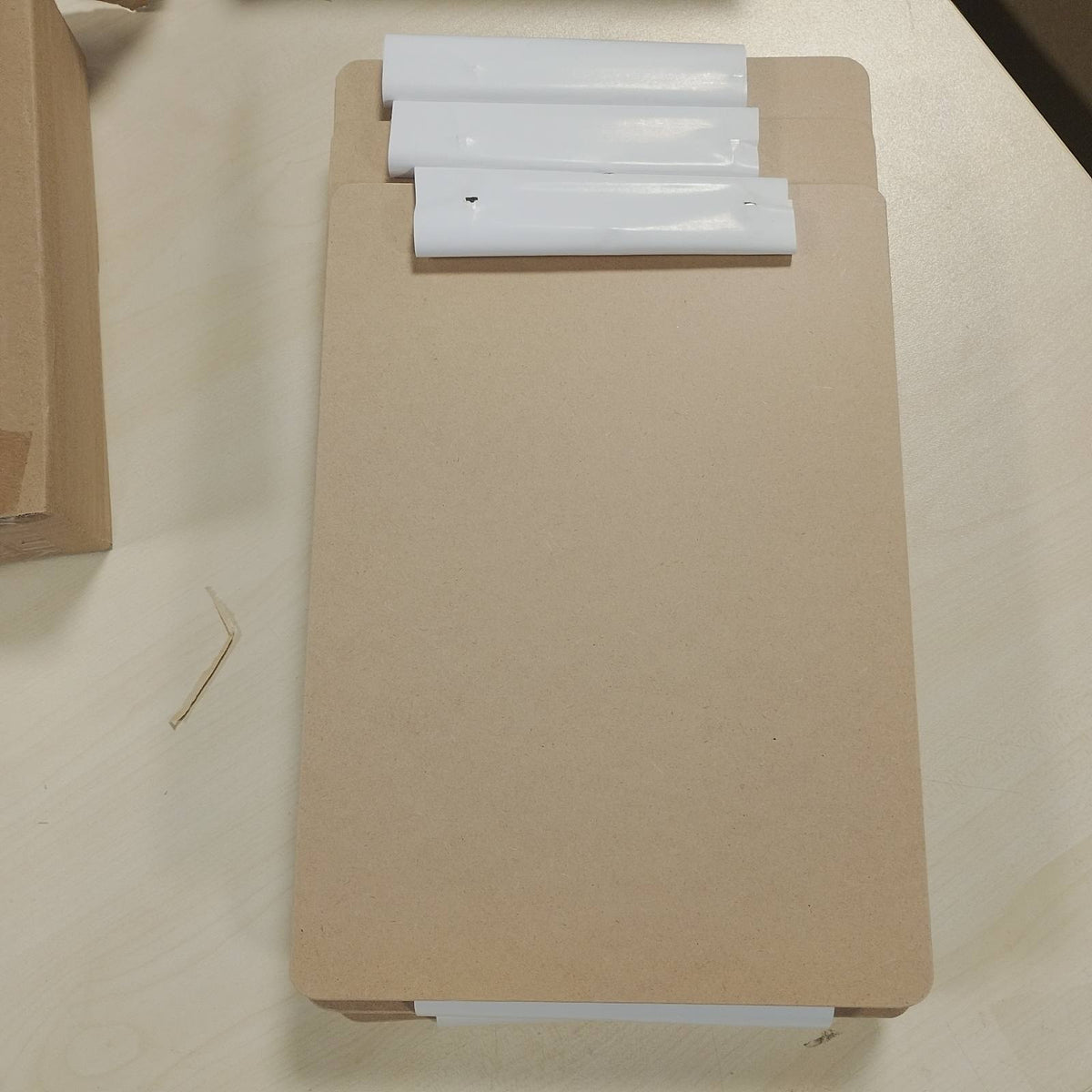 310184 - AMAZON BASICS Clipboard i fortë, 12 copë, ngjyrë kafe