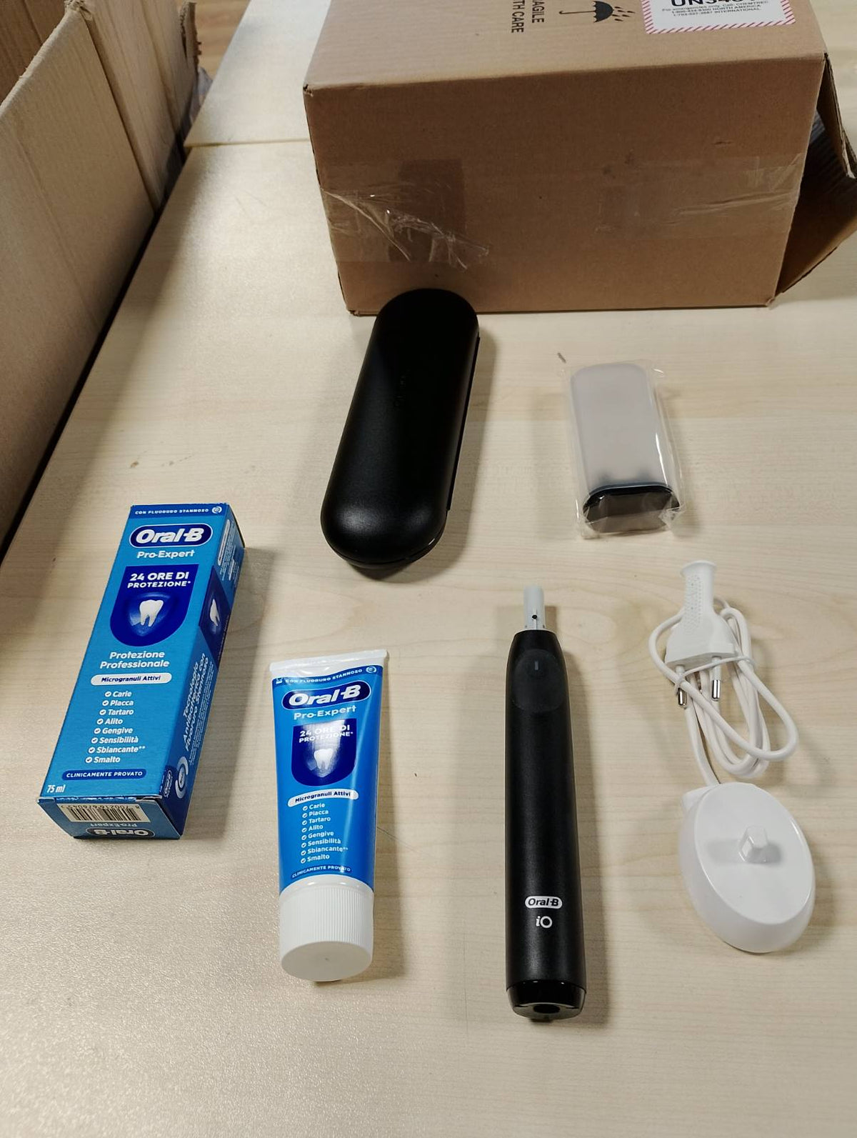 335835 - ORAL-B Furçë dhëmbësh elektrike e rikarikueshme iO 2, 1 furçë dhëmbësh elektrike, 1 kokë zëvendësuese, çantë udhëtimi, mbajtëse koke + 1 pastë dhëmbësh Oral-B Pro, ngjyra e zezë
