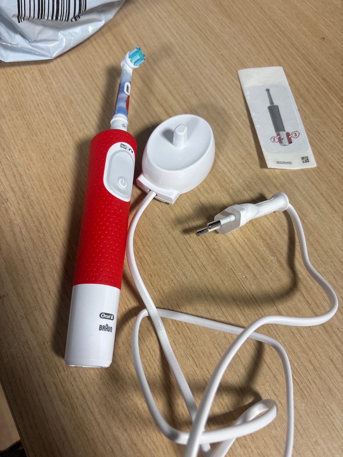 336195 - ORAL-B Pro Kids King of the Lions - Furçë dhëmbësh elektrike për fëmijë 3 vjeç e lart, Sensitiv+, fije ekstra të buta, 1 kokë zëvendësuese, 4 ngjitëse