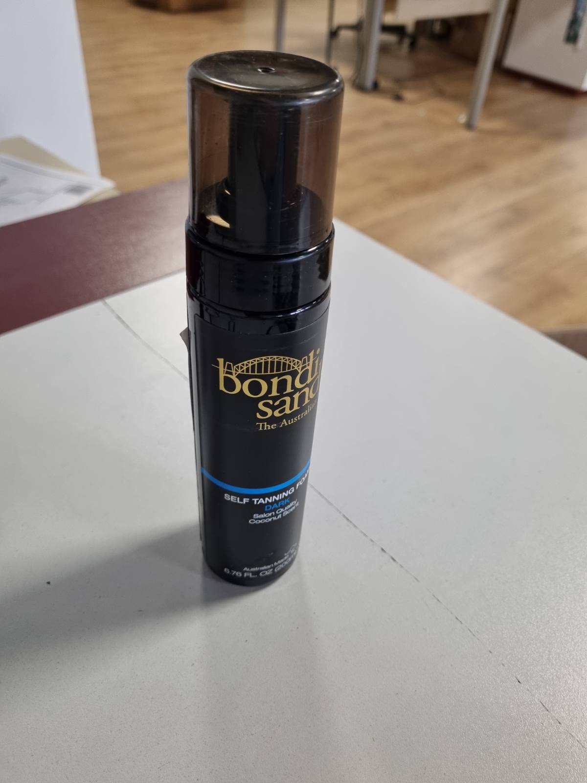 311986 - BOND SANDS Vetë-nxirës Shkumë e Errët, 200 ml, aromë kokosi