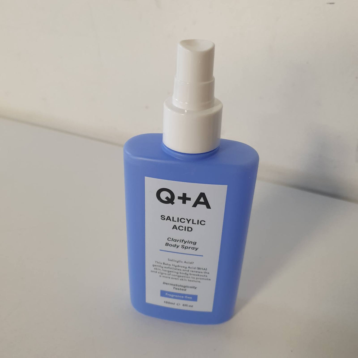 312453 - Q+A Sprej për trupin me acid salicilik, 150 ml, eksfoliues me acid sukcinik dhe aloe vera, vegan dhe falas
