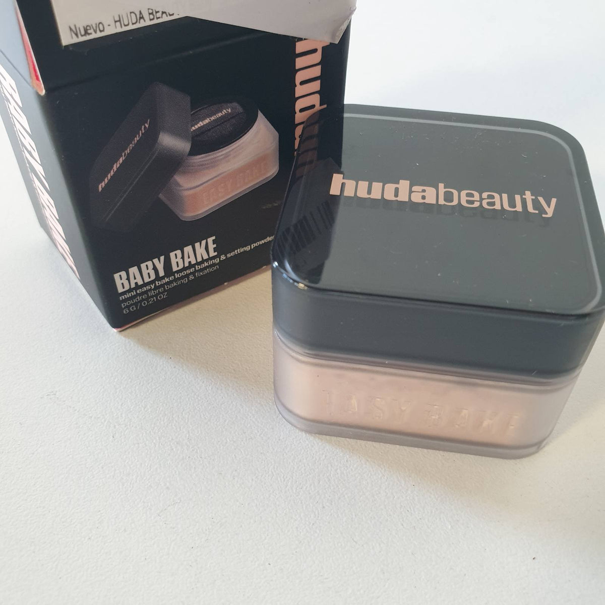 311196 - HUDA BEAUTY Pudër e lirshme Baby Bake Mini Easy Bake, byrek me pjeshkë, mat, me vitaminë E, efekt airbrushi