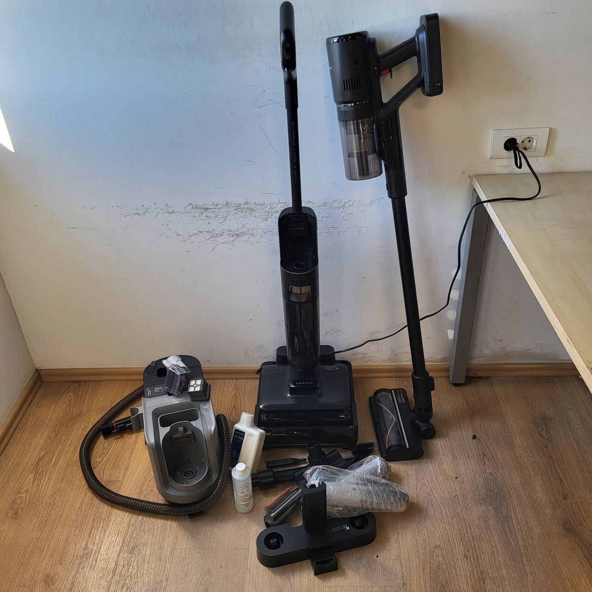 288024 - DREAM H15 Mix 7-në-1, Fshesë me Korrent dhe Mop, Krah Robotik me Inteligjencë Artificiale, Pastrim me Tre Skaje, Fuqi Thithjeje 23,000 Pa, Larje me Furçë dhe Ujë në 100°C, Tharje 5-minutëshe në 90°C, Dizajn i Sheshtë