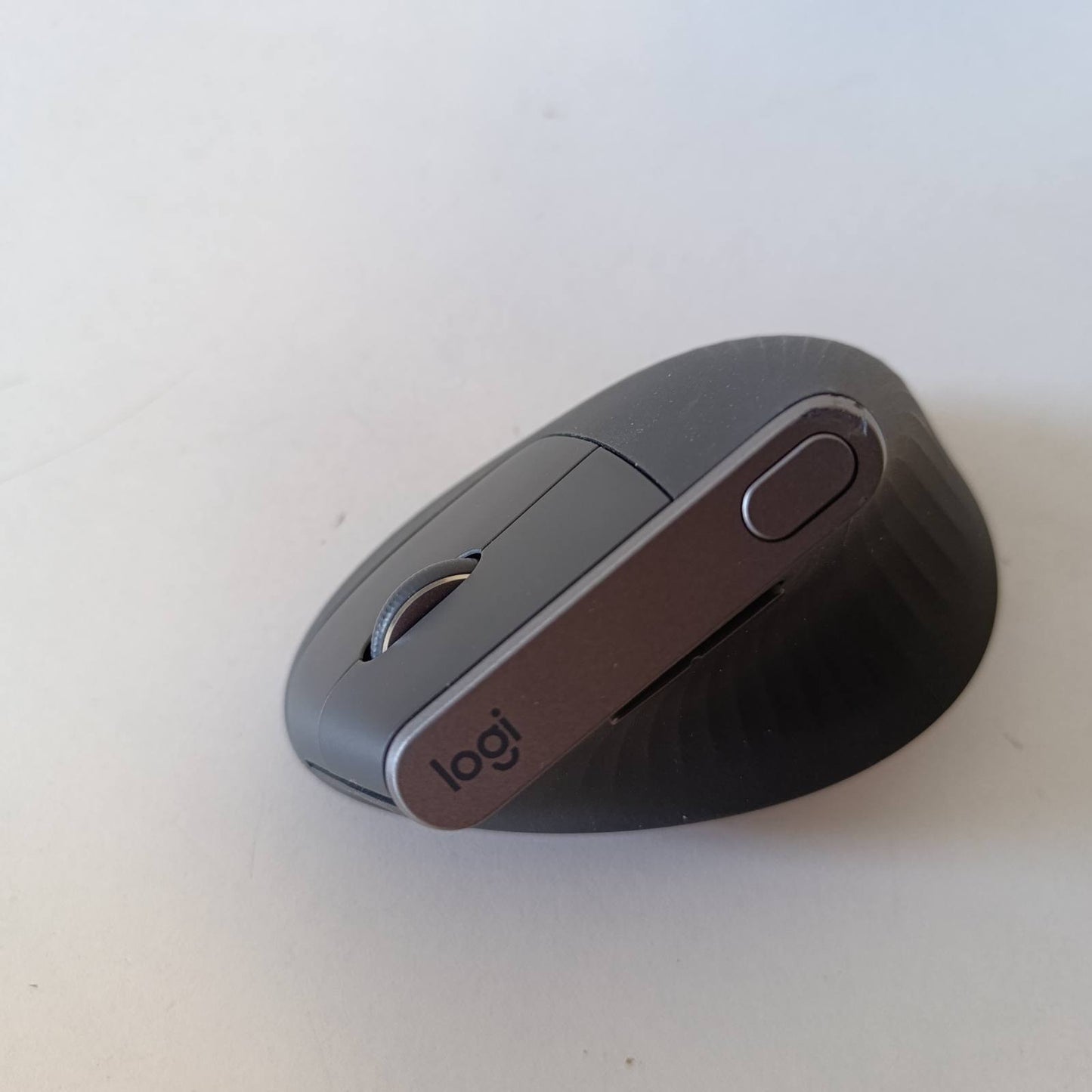 272788 - LOGITECH MX VERTIKAL Maus Ergonomik për Shumë Pajisje, Bluetooth ose 2.4GHz Wireless me USB Unifying, Ndjekje Optike 4K DPI, 4 Butona, Ngarkim i Shpejtë, PC/Mac/iPad - i Zi