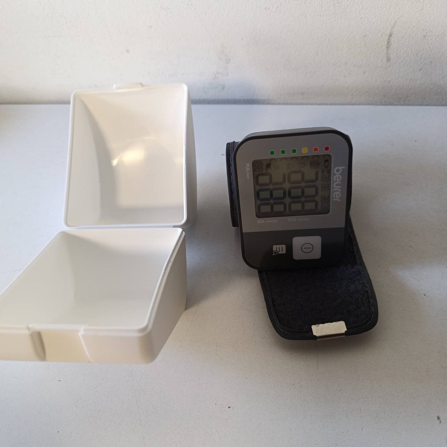 275349 - BEURER Monitor tensioni i gjakut BC 27 për kyçin e dorës, zbulim aritmie, tregues rreziku me ngjyra, perimetër kyçi 14-19.5 cm, pajisje mjekësore, transferim të dhënash në Apple Health.