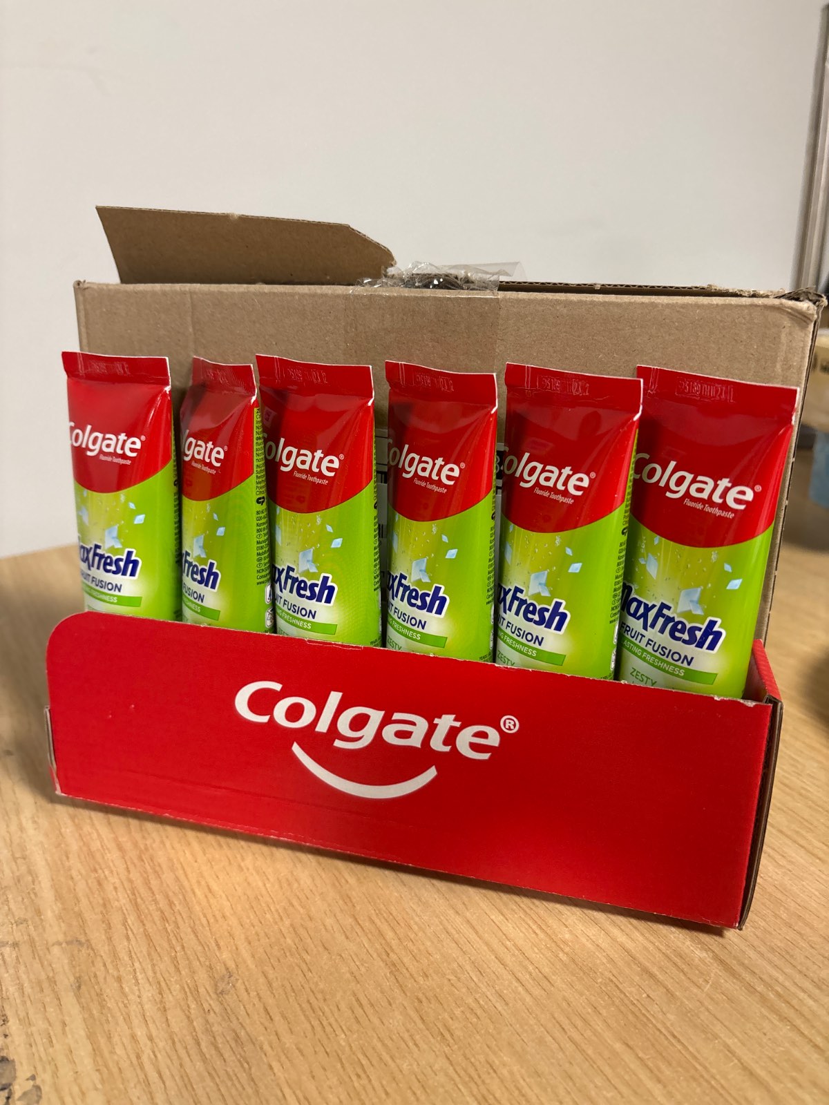 334535 - COLGATE – Max Fresh Fruit Fusion – Pastë dhëmbësh me freski të frymëmarrjes 10 herë më të qëndrueshme dhe me shije lime të thartë – Paketë me 6 × 75 ml