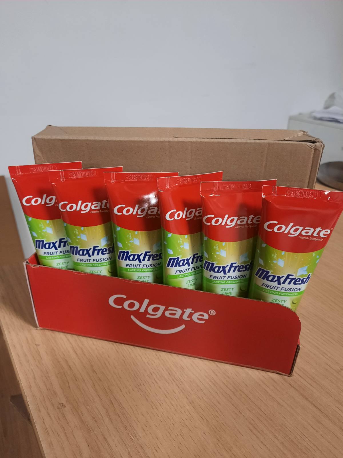299146 - COLGATE - Max Fresh Fruit Fusion Toothpaste - 10x more Durable Fresh Breath and Acid Lime Flavour - Pack of 6 x 75ml