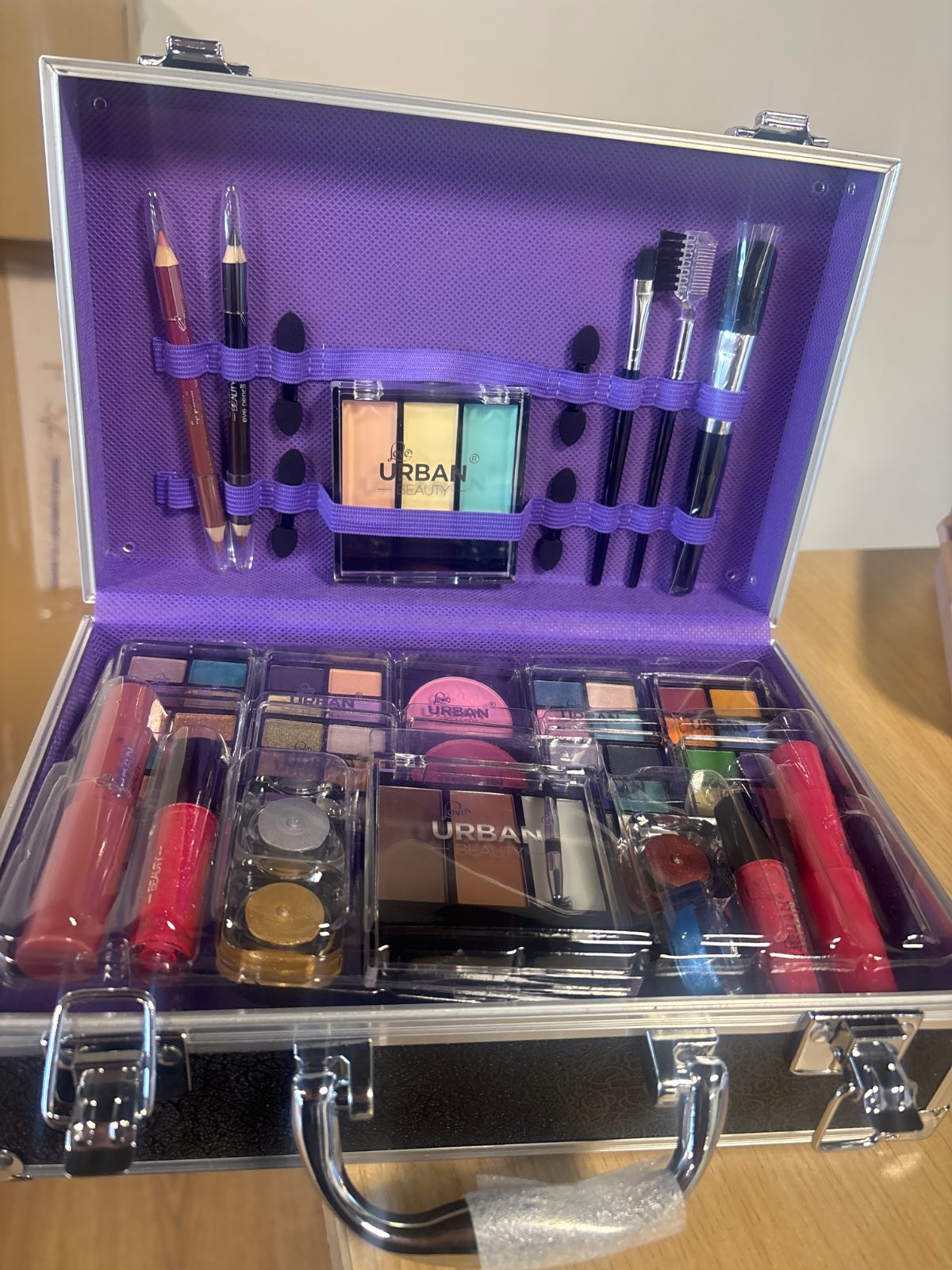 295561 - Love Urban Beauty Bliss – Kuti grimi me produkte vegane, set komplet me hije sysh, blush, buzëkuq, dyll dhe pudër për vetulla, furça dhe organizues me kornizë alumini, ngjyrë e zezë, 1 copë.