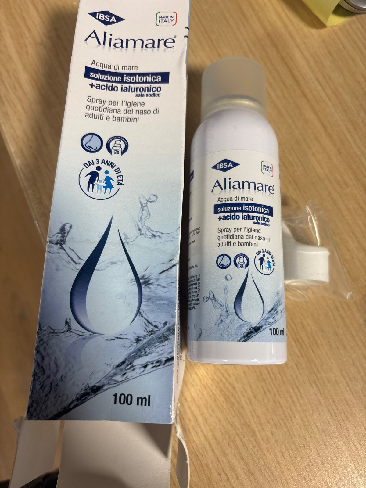 233844 - IBSA Aliamare Spray 100 ml – Sprej për hundë me ujë deti izotonik dhe acid hialuronik. Ndihmon në pastrimin dhe higjienën e hundës, i përshtatshëm për përdorim të përditshëm te të rriturit dhe fëmijët mbi 3 vjeç.