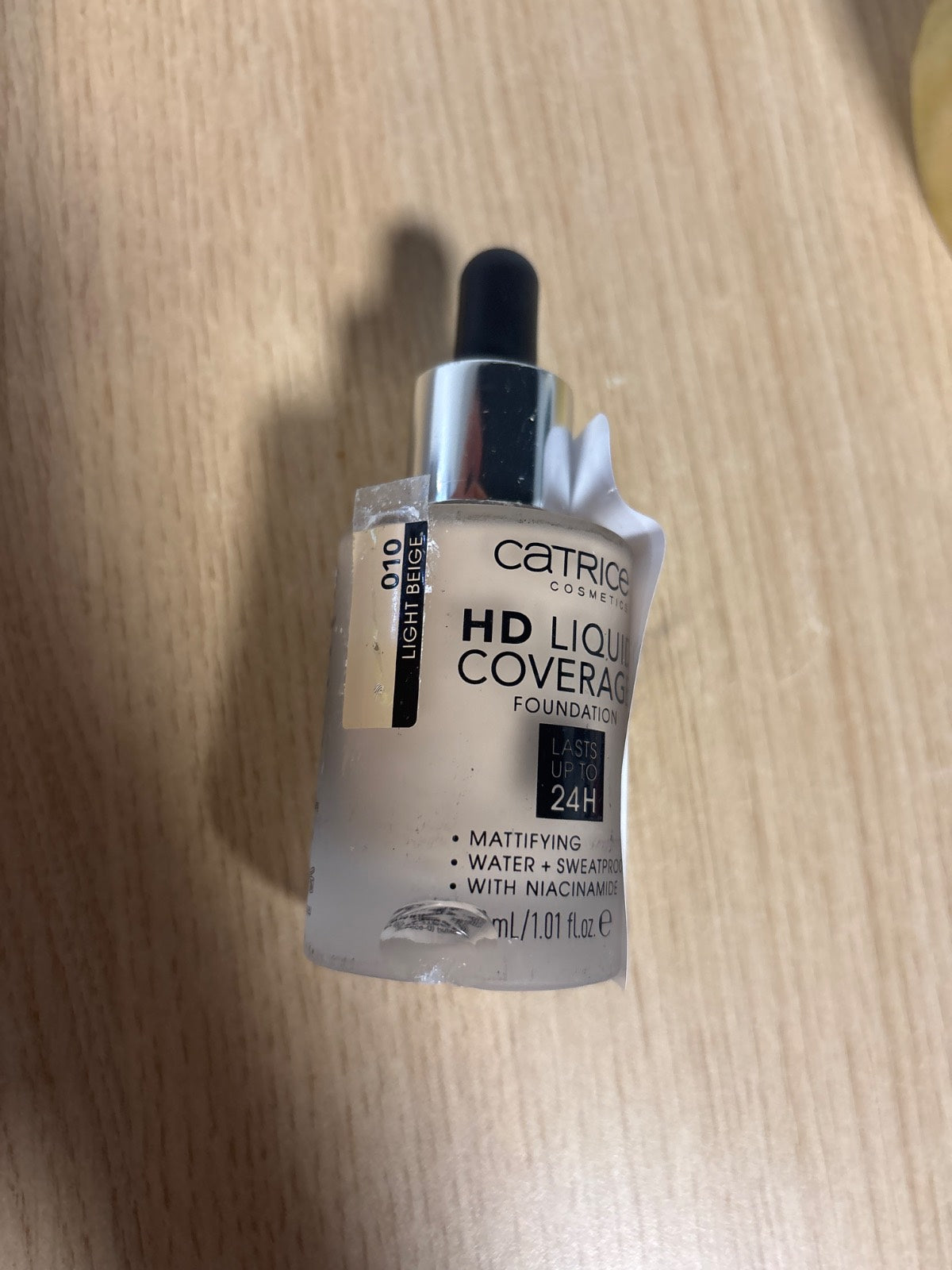 206660 - Catrice HD Liquid Coverage Foundation 030 Sand Beige – Bazë e lëngshme me mbulim të lartë dhe përfundim mat deri në 24 orë, rezistente ndaj ujit, me niacinamide, pa vaj, vegane dhe pa testime te kafshët.