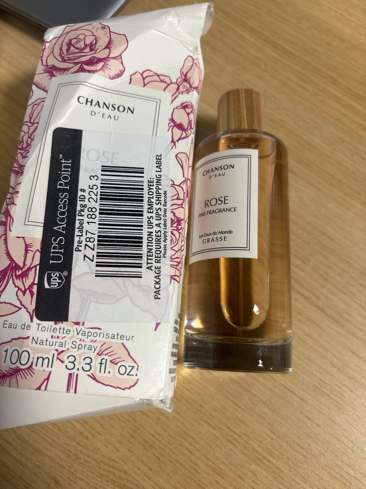 234704 - Chanson Rose Eau de Toilette 3.4 fl oz – Parfum për femra me nota lichee, trëndafili dhe myshku lisi, me aromë afatgjatë, i përshtatshëm për përdorim të përditshëm dhe në madhësi praktike për udhëtime.