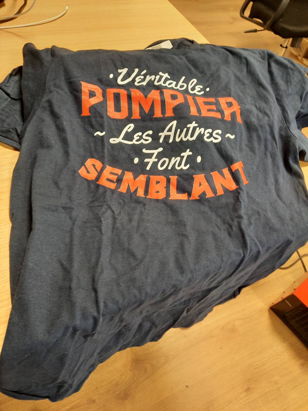 336301 -Zjarrfikës i vërtetë – Të tjerët thjesht bëjnë sikur – Bluza humoristike