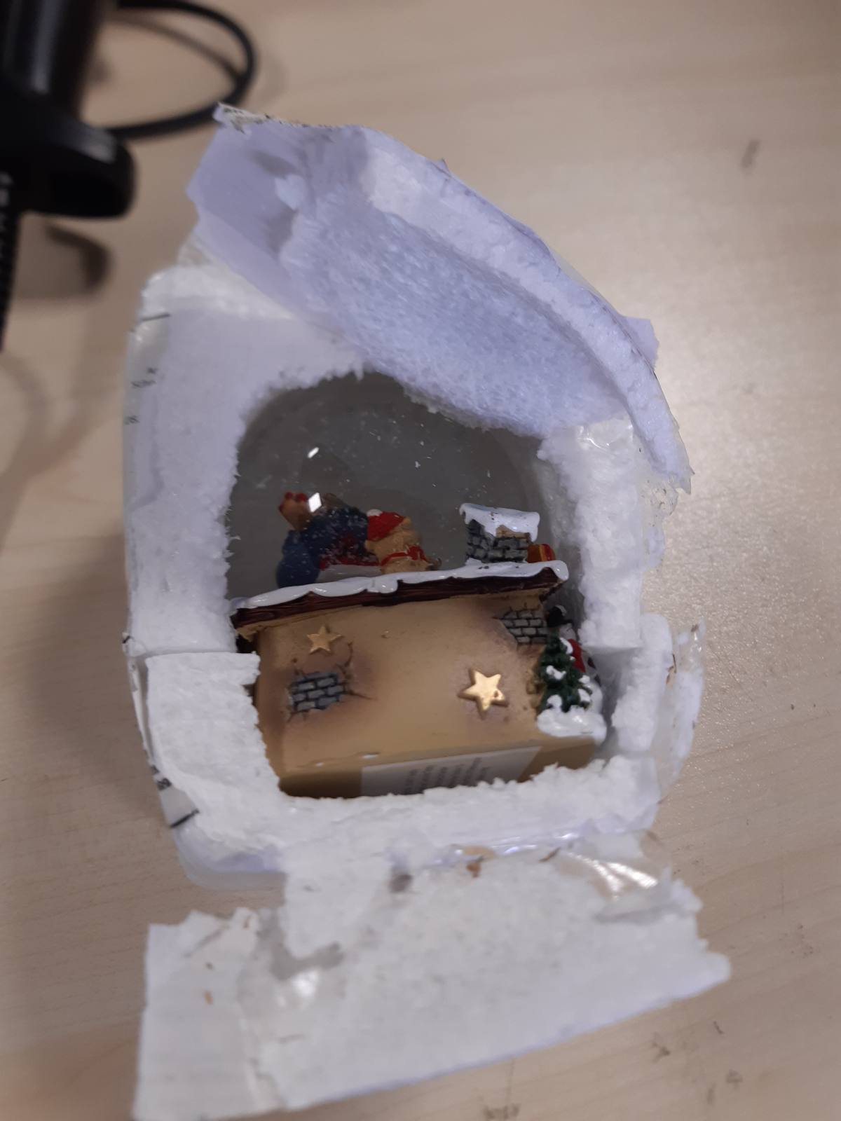 187991 - Dekohelden24 501473 – Decorative snow globe with Santa Claus and teddy bear. Dimensions 7 × 7 × 9 cm, with ball 6.5 cm. Beautiful decoration for the festive Christmas atmosphere.