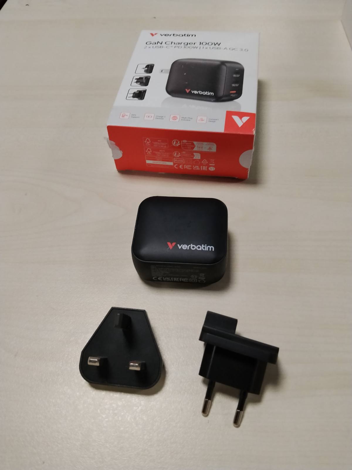 310144 - VERBATIM Karikues Mini GaN 100W, Karikues USB-C me 3 porta, Adaptor energjie me 2 porta USB-C dhe 1 portë USB-A, Karikues i shpejtë me shumë porta, për Apple MacBook, Notebook, iPad, iPhone, Samsung & Co., për BE, Mbretërinë e Bashkuar, SHBA