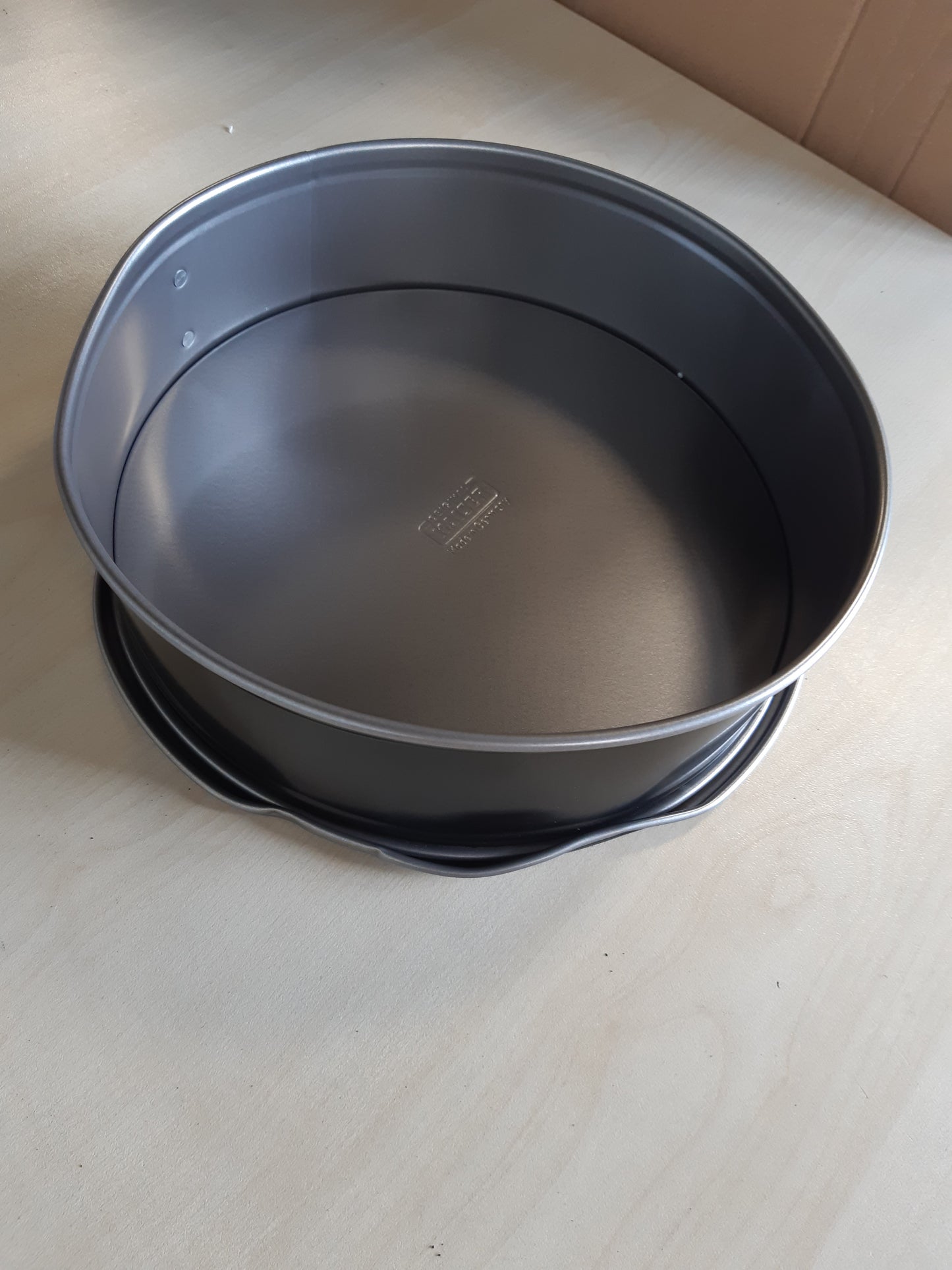 262316 - KAISER - Tavë pjekjeje origjinale me formë pranvere, diametër 26 cm, e rrumbullakët, me bazë të sheshtë, tavë pjekjeje që nuk ngjit, gri