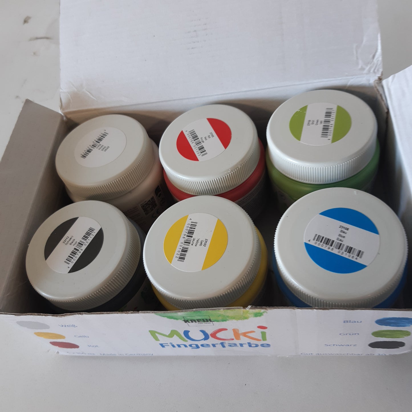 228860 - KREUL 2316 - Bojë për gishtat Mucki vibruese, 6 x 150 ml, e verdhë, e kuqe, blu, jeshile, e bardhë, e zezë, pa parabene, pa gluten, pa laktozë, vegane, e larëshme, mund të aplikohet me furçë dhe gishta.