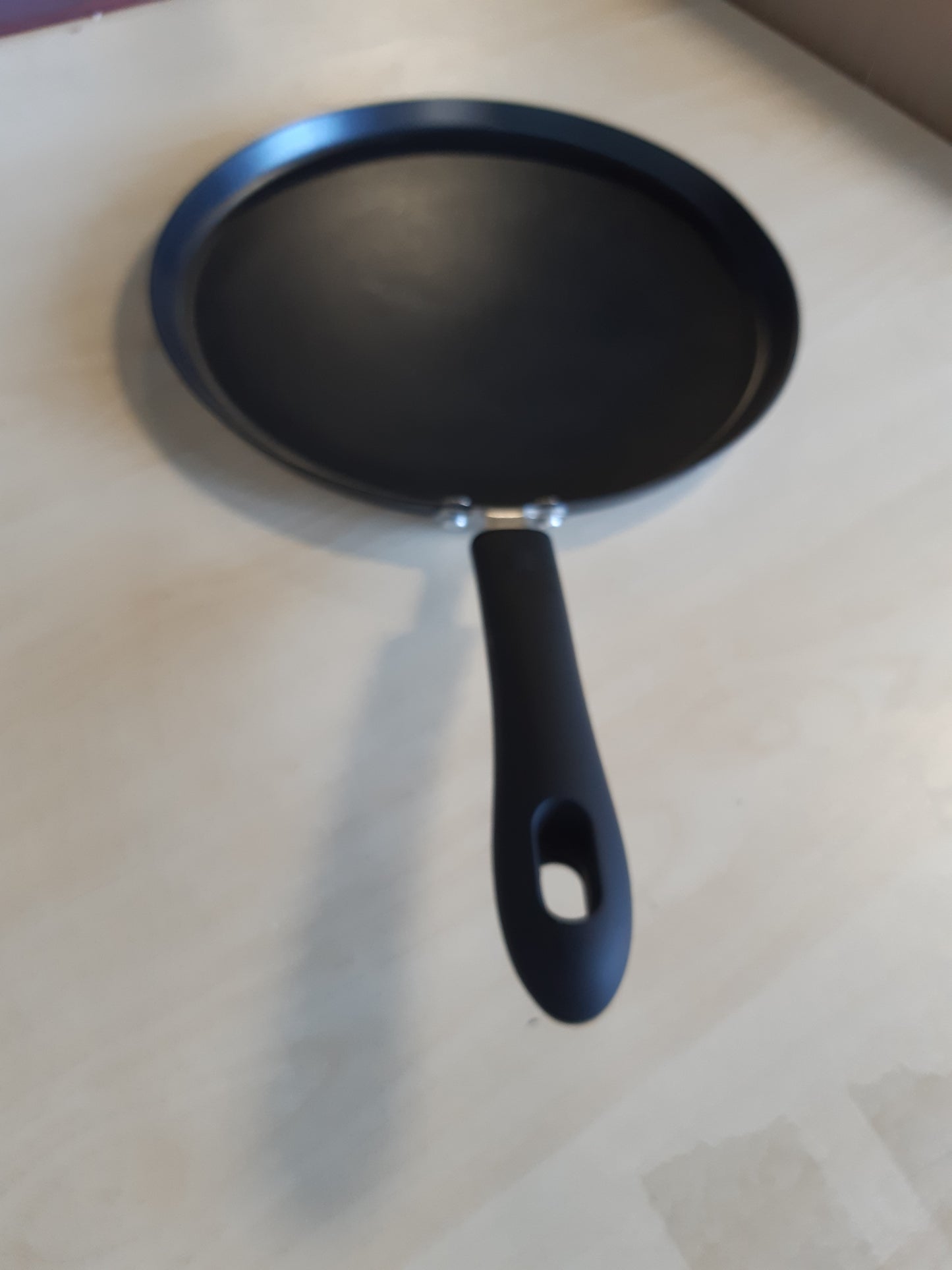 257441 - SITRAM 714599 Tigan për krep alumini i zi i presuar Ø 28 cm - Whitford Xylan me 2 shtresa veshje jo-ngjitëse, pa PFOA - dorezë rezistente ndaj nxehtësisë - I përshtatshëm për të gjitha sobat përveç atyre me induksion