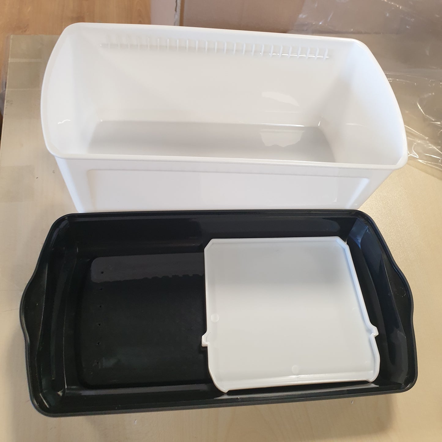 208907 - NBVNBV Kutia e Bukës, Kutia Inteligjente Drejtkëndëshe me Ndarës dhe Kapak, Ngjyre e Zezë, Material i Sigurt për Ushqim, Përmban Buke të Freskët, Dimensionet 32cm*17.5cm*15cm