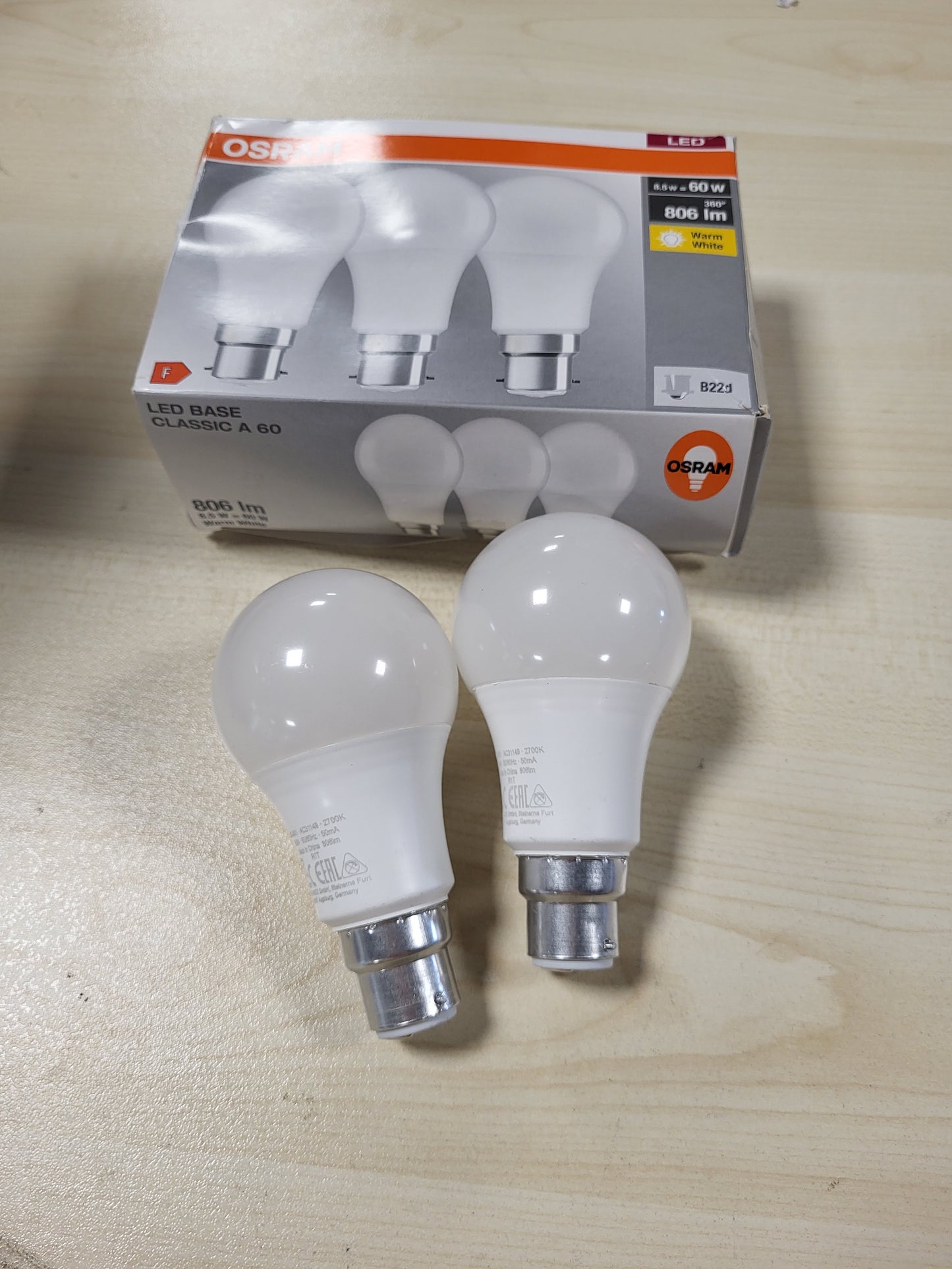 216526 - OSRAM Llampa LED, Pako me 3 llamba, E bardhë e ngrohtë 2700 K, zëvendëson llambat konvencionale 60W, me përfundim mat