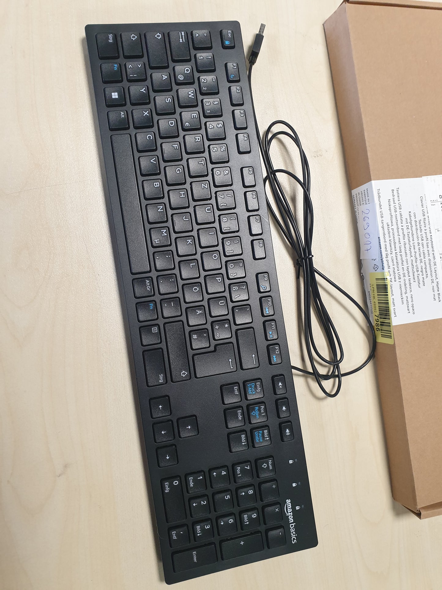 269017 - AMAZON BASICS Tastierë e sheshtë me kabllo USB, e zezë mat, paraqitje gjermane
