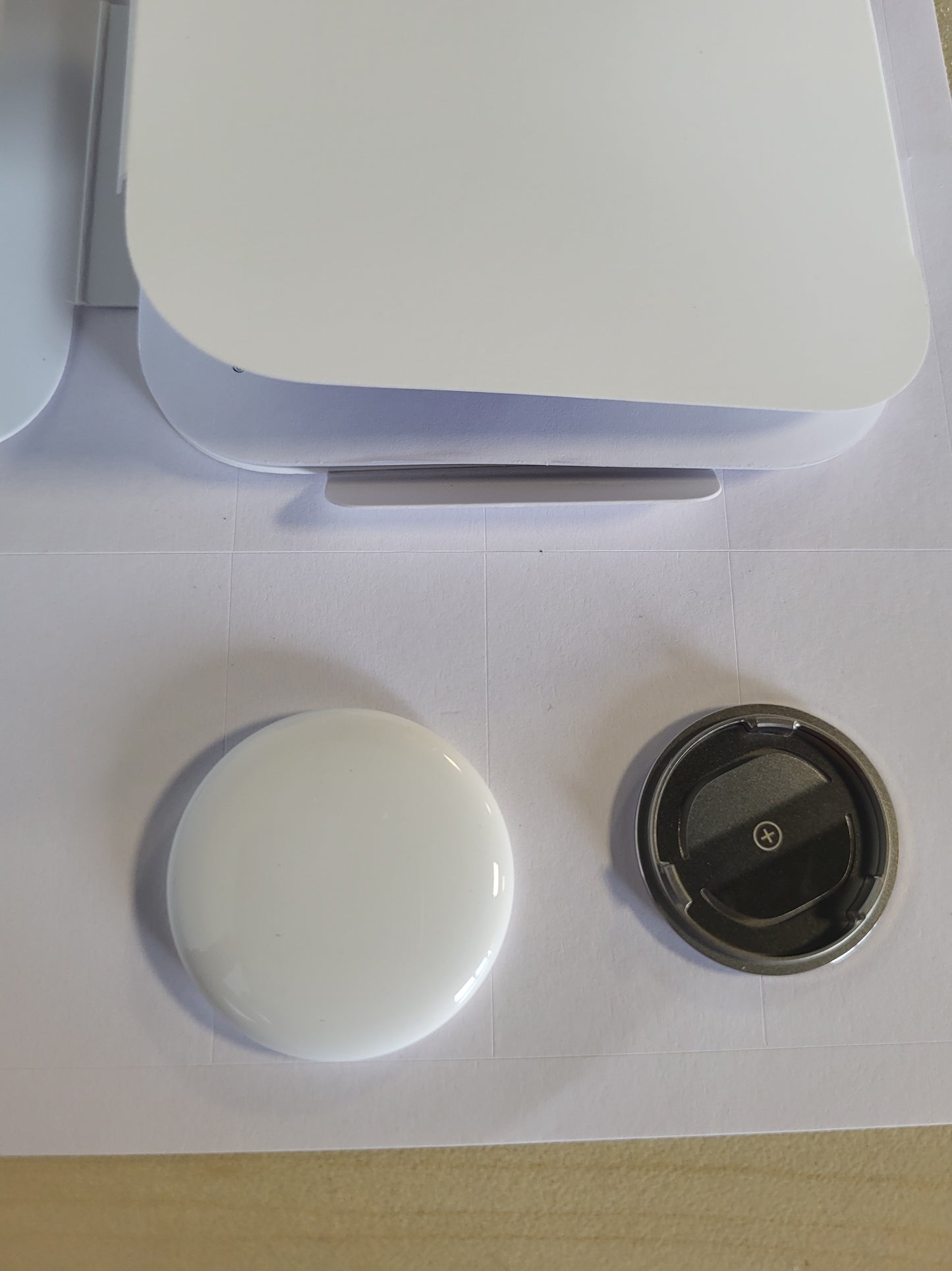 266504 - APPLE AirTag, Gjurmoni Çelësat, Bateri e Zëvendësueshme, Rezistent ndaj Ujit, Konfigurim me një Prekje me iPhone ose iPad