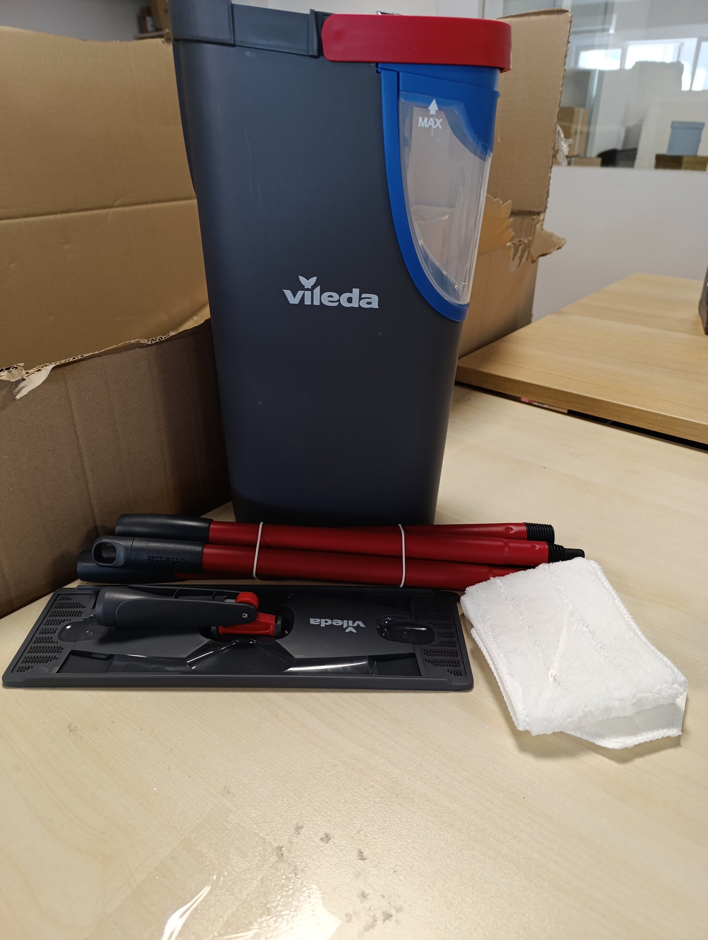 Vileda H2PrO Flat mop System - Revolutionary Clean and Dirty Water Separation - Water-Saving Design - Compact Storage - Ergonomic Handle - Microfibre Power