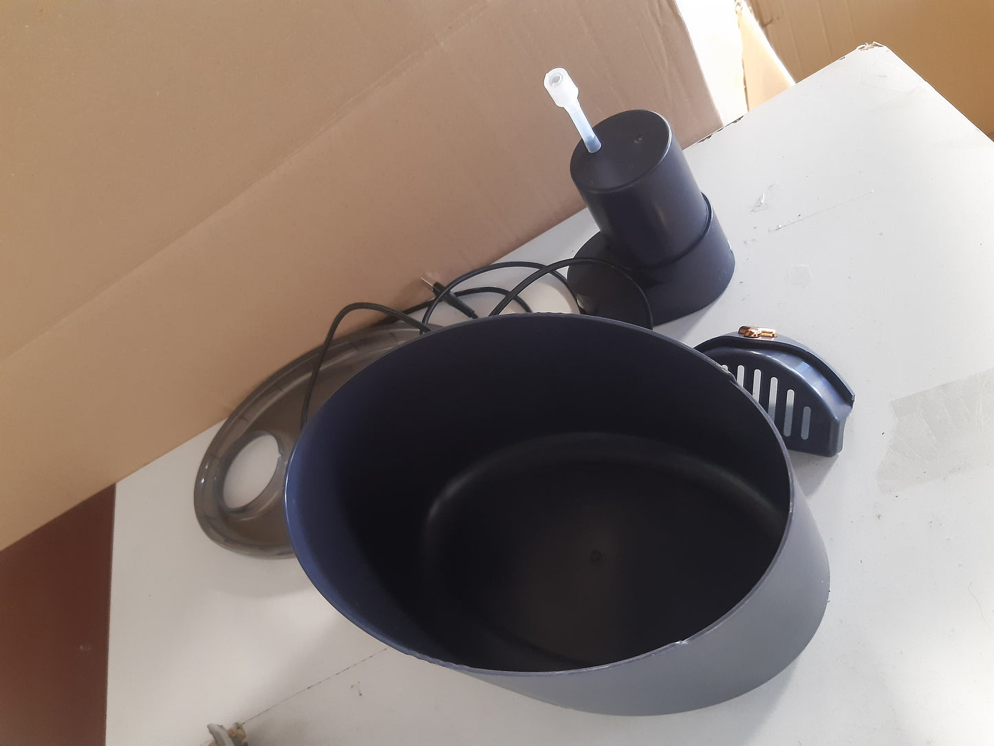 221965 - Shatërvan uji pa tel për mace, 2.5L, 4000mAh, Dispenser uji me sensor lëvizjeje, Dispenser uji i rikarikueshëm për mace - pa BPA, i zi