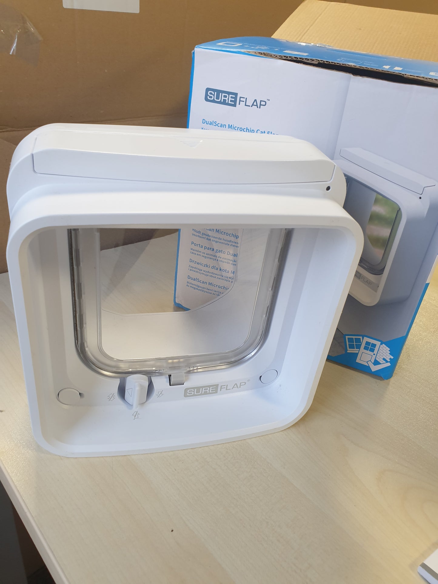 250051 - SURE PETCARE Kapak për mace me mikroçip SureFlap DualScan, i bardhë, i pajtueshëm me etiketat RFID dhe mikroçipat, për dyer, dritare dhe mure
