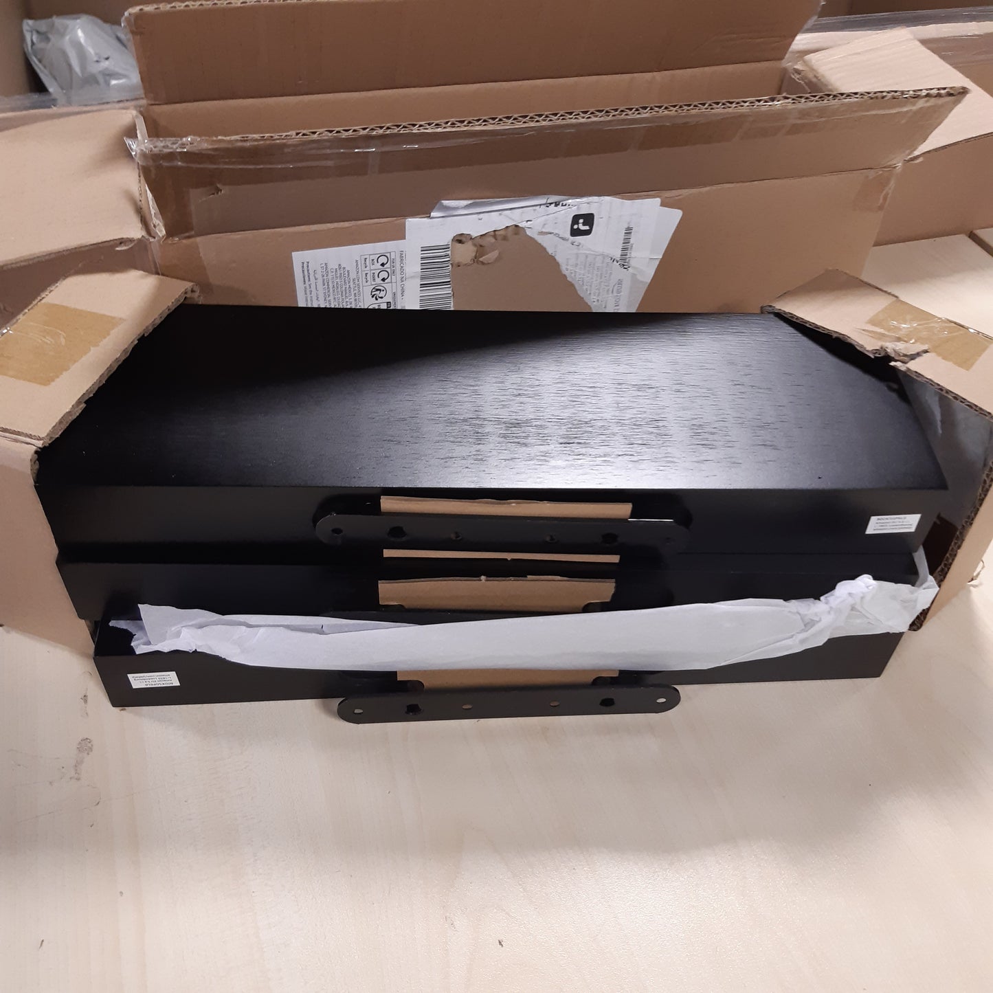 251353 - AMAZON BASICS Raft Muri prej Druri Lundrues, 40.1 x 12.7 x 4.6 cm, i Zi, Pako me 3