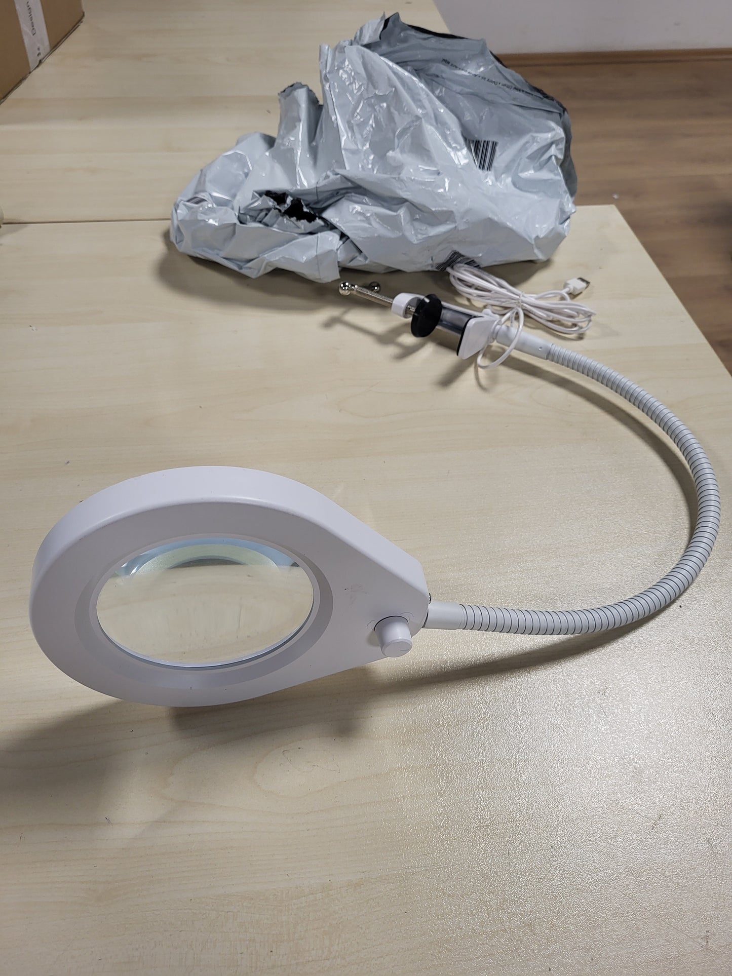 214370 - BEYAMZ Llambë Zmadhuese LED me Kapëse dhe Qafë Fleksibël - Lente 105 mm 5X / Dritë e Rregullueshme 790lm / Krah Fleksibël 50 cm