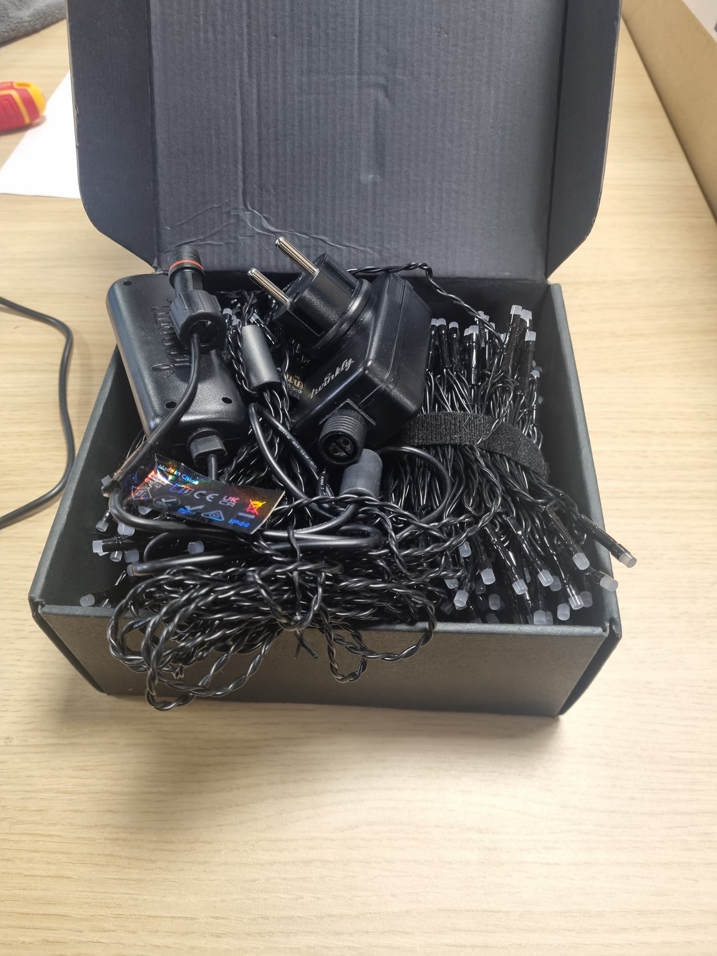 153037 - TWINKLY STRINGS – Drita LED të Hartëzueshme me 600 LED RGB, të Përputhshme me Alexa dhe Google Home, për Ambient në Brendësi dhe Jashtësi, Kontroll nga Aplikacioni, Materiali: Tel i Zi, Gjatësia: 48 m, IP44