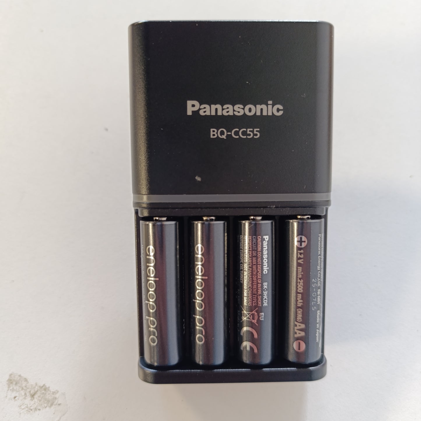 266469 - ENELOOP Karikues Pro SmartPlus, për 1-4 bateri AA/AAA, kohë karikimi 2 orë, 10 karakteristika sigurie, 4 bateri eneloop Pro AA (2500 mAh) të përfshira