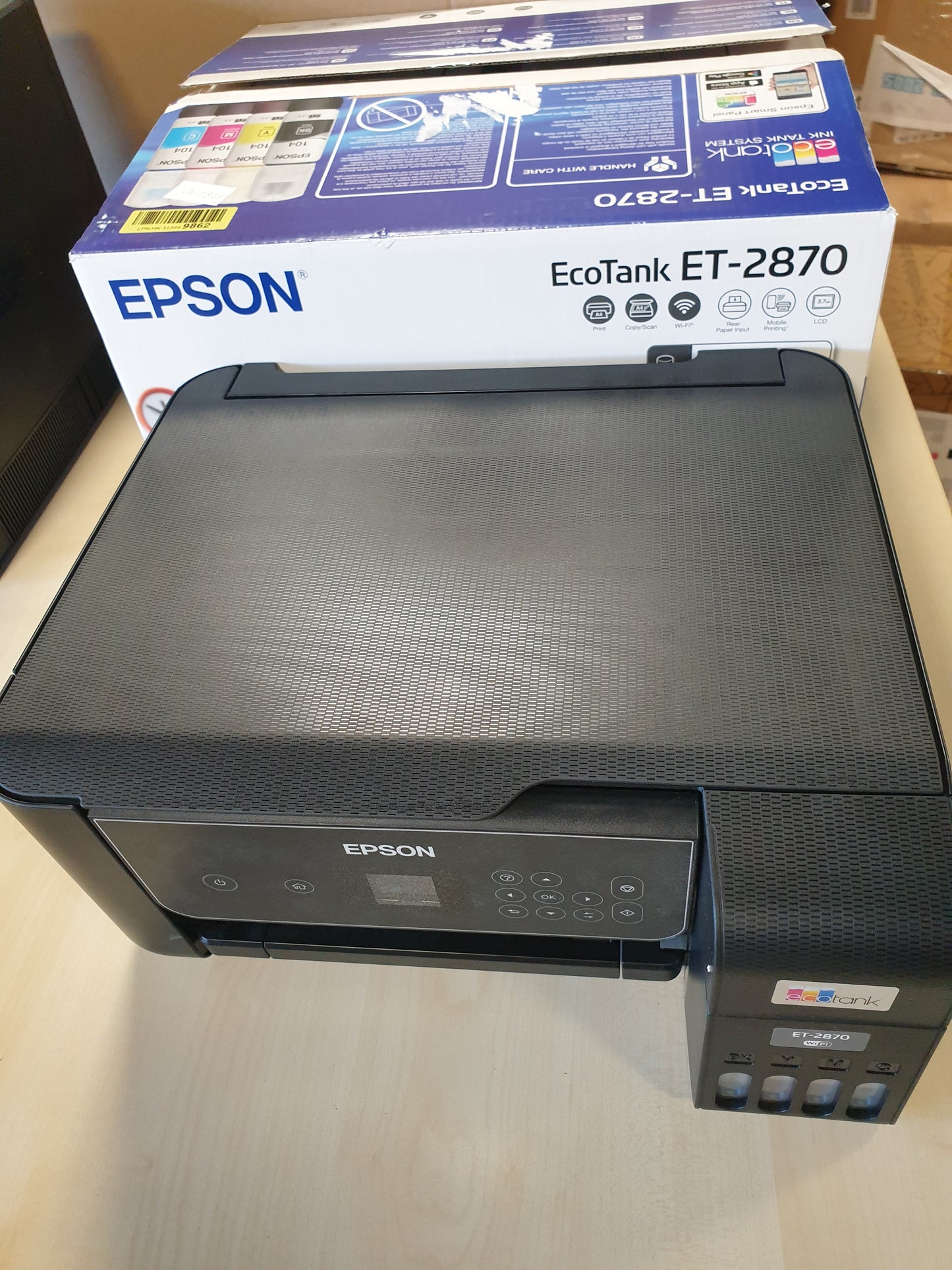 126090 - EPSON EcoTank ET-2870 - Printer Shumëfunksional A4 me Kapacitet të Lartë dhe Bojëra të Rimbushshme, Përfshirë 4 Shishe, të barabarta me 3600 faqe Bardhë e Zi dhe 6500 faqe Me Ngjyra, Ekran LCD