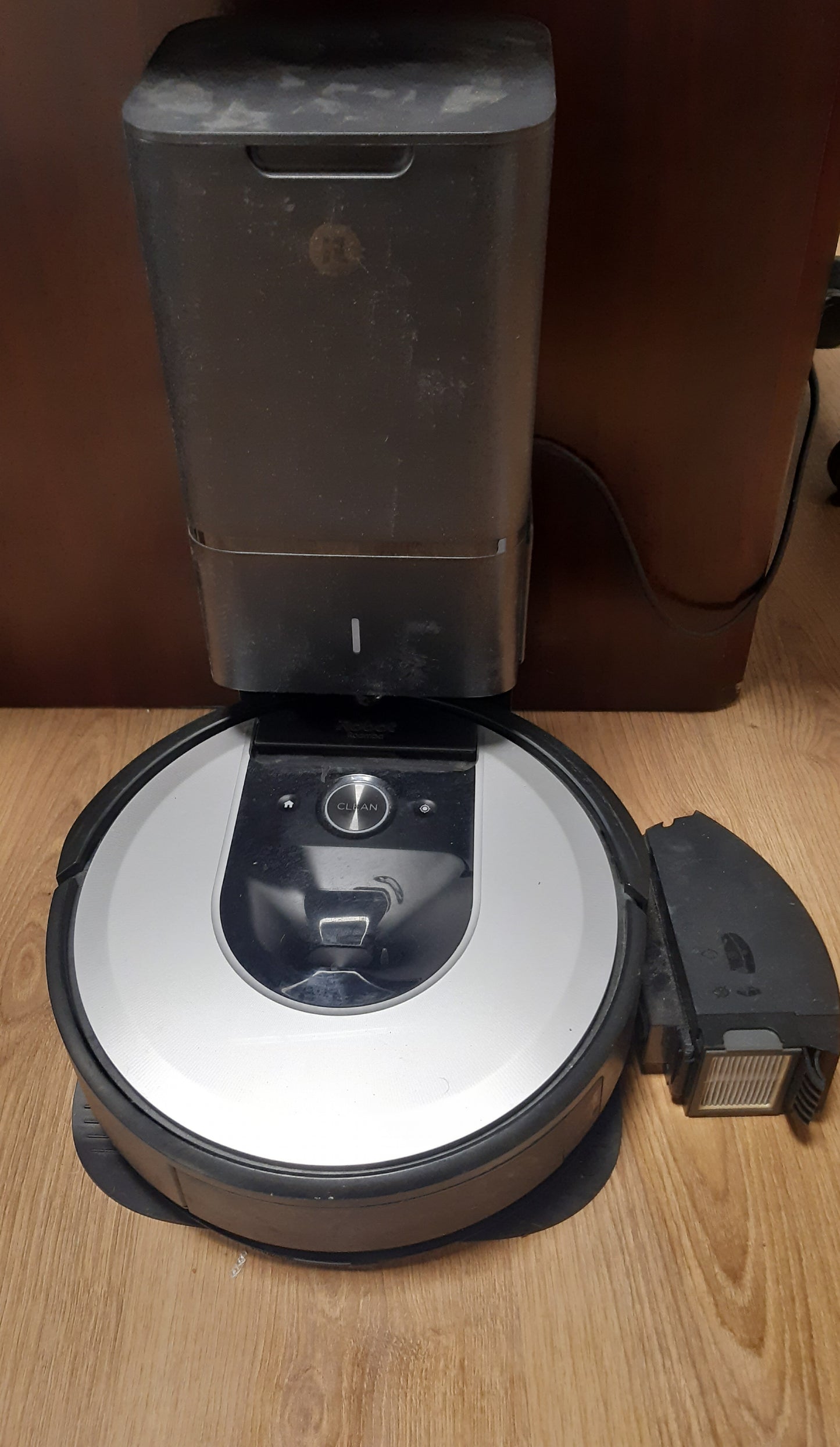 94047 - iROBOT Roomba Combo i8+ (i8576) - Robot Fshesa/Fshuese, Stacion Automatik i Pastrimit, Hartë Inteligjente, I Pajtueshëm me Asistent Zanor, Wi-Fi, Vlerësimet Bazohen në Aplikacion, Ngjyra Argjend