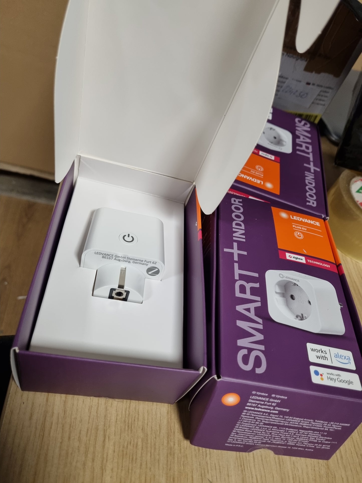 221378 - LEDVANCE Prizë e Brendshme Inteligjente me teknologjinë ZigBee, integron pajisjet konvencionale në shtëpinë inteligjente, e pajtueshme me Alexa, Google dhe SMART+ ZB INDOOR PLUG, pako me 4 copë.