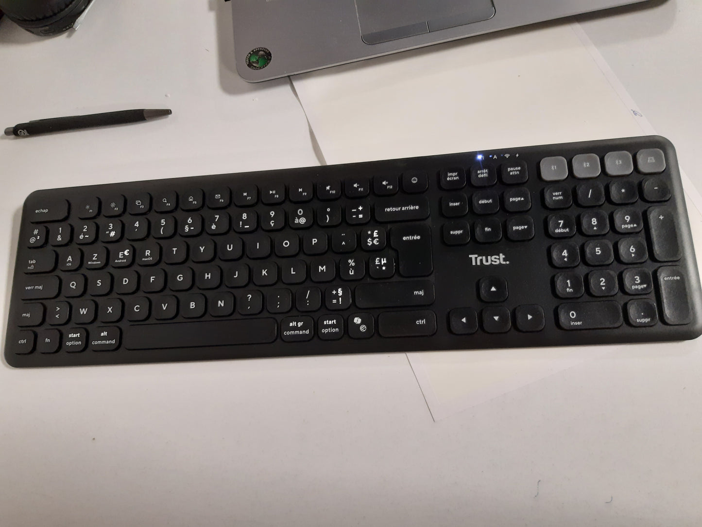 189192 - TRUST VAIYA - Tastierë Bluetooth pa tel, AZERTY Frëngjisht, E Rikarikueshme, Me Tastierë Numerike, 55% Plastikë e Ricikluar, E Përshtatshme për Windows, iOS, iPadOS, macOS, Android, Ngjyra e Zezë