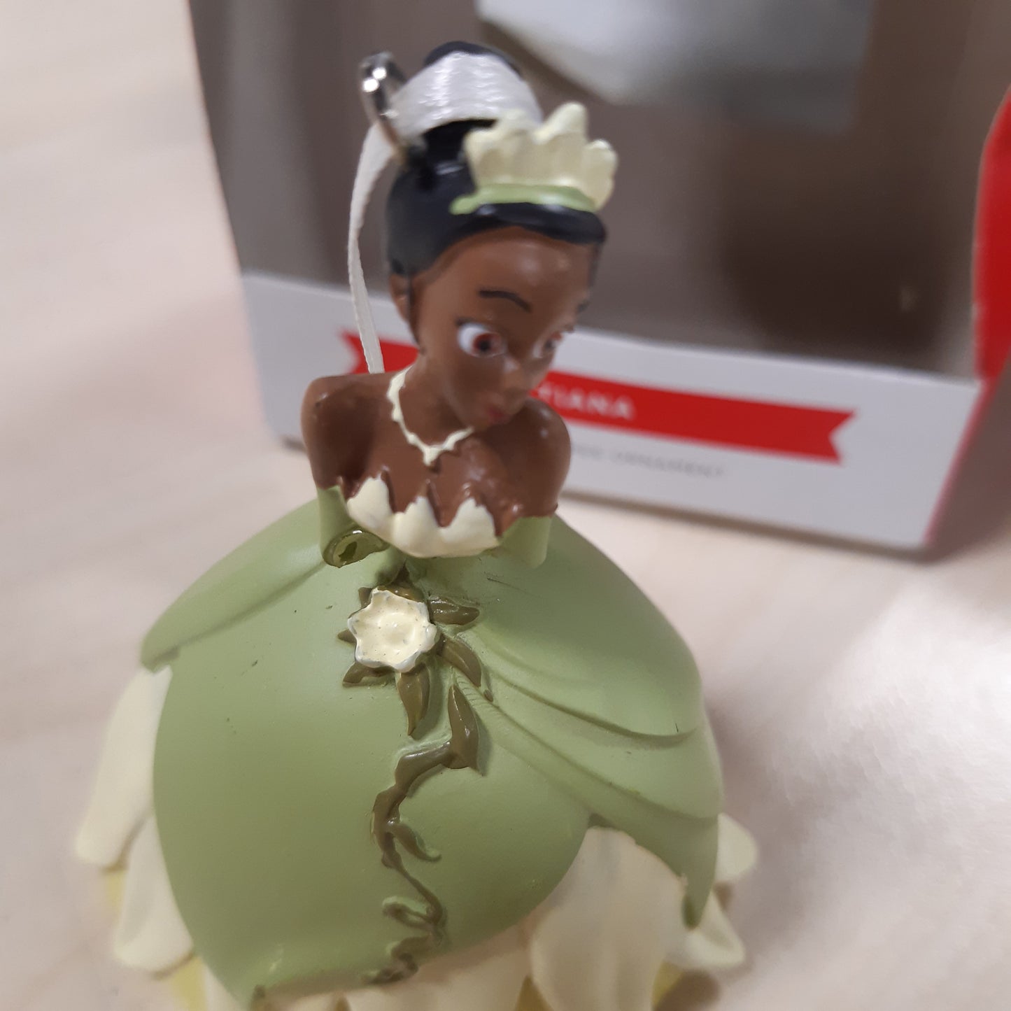 230068 - Zbukurim HALLMARK Tiana, Dekorim Peme Princesha dhe Bretkoca, Zbukurim i Varur Disney, Zbukurim i Varur Krishtlindjesh, Dhurata për Krishtlindje
