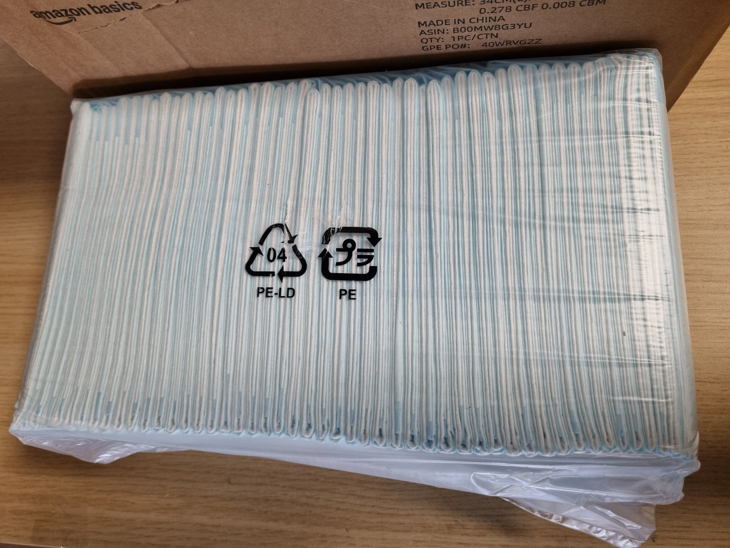 223515 - AMAZON BASICS MBROJTËSE STËRVITJEJE PËR QEN DHE KËLYSHË, TË PAPËRSHKUESHME NGA RRJEDHJET, DIZAJN ME 5 SHTRESA, PAKO ME 50 COPË, BLU