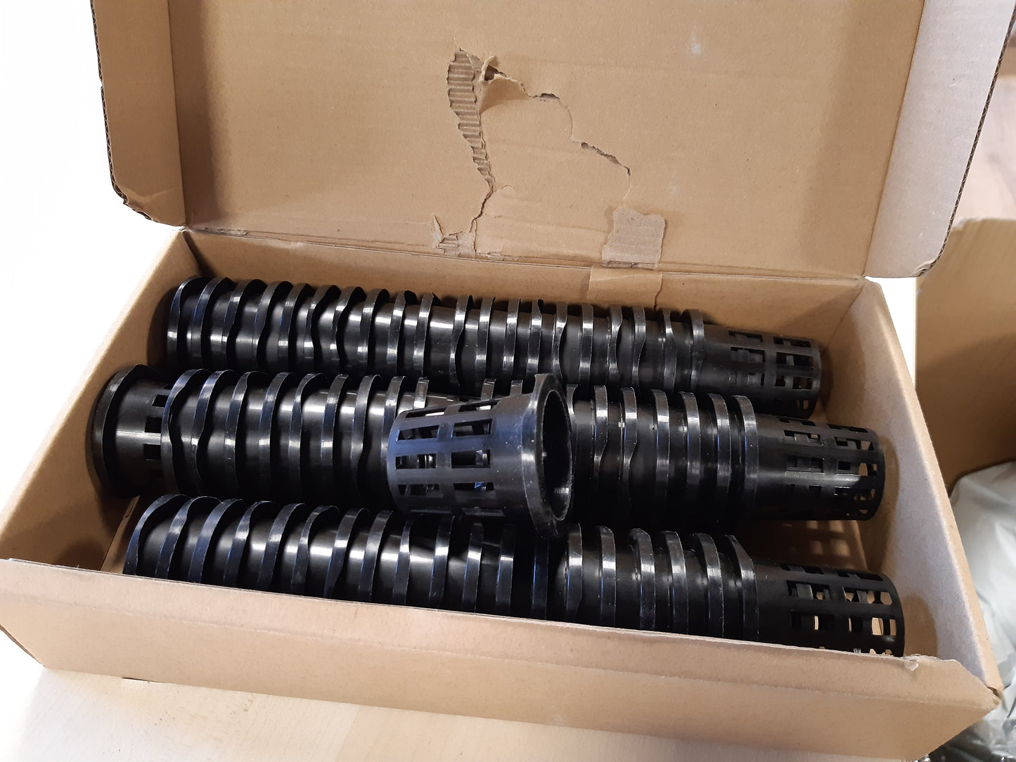 264142 - RXKFIGX 60 copë vazo rrjete hidroponike 5 cm, shportë mbjelljeje me ujë, vazo kopshti me gotë, shportë plastike hidroponike me rrjetë, e zezë