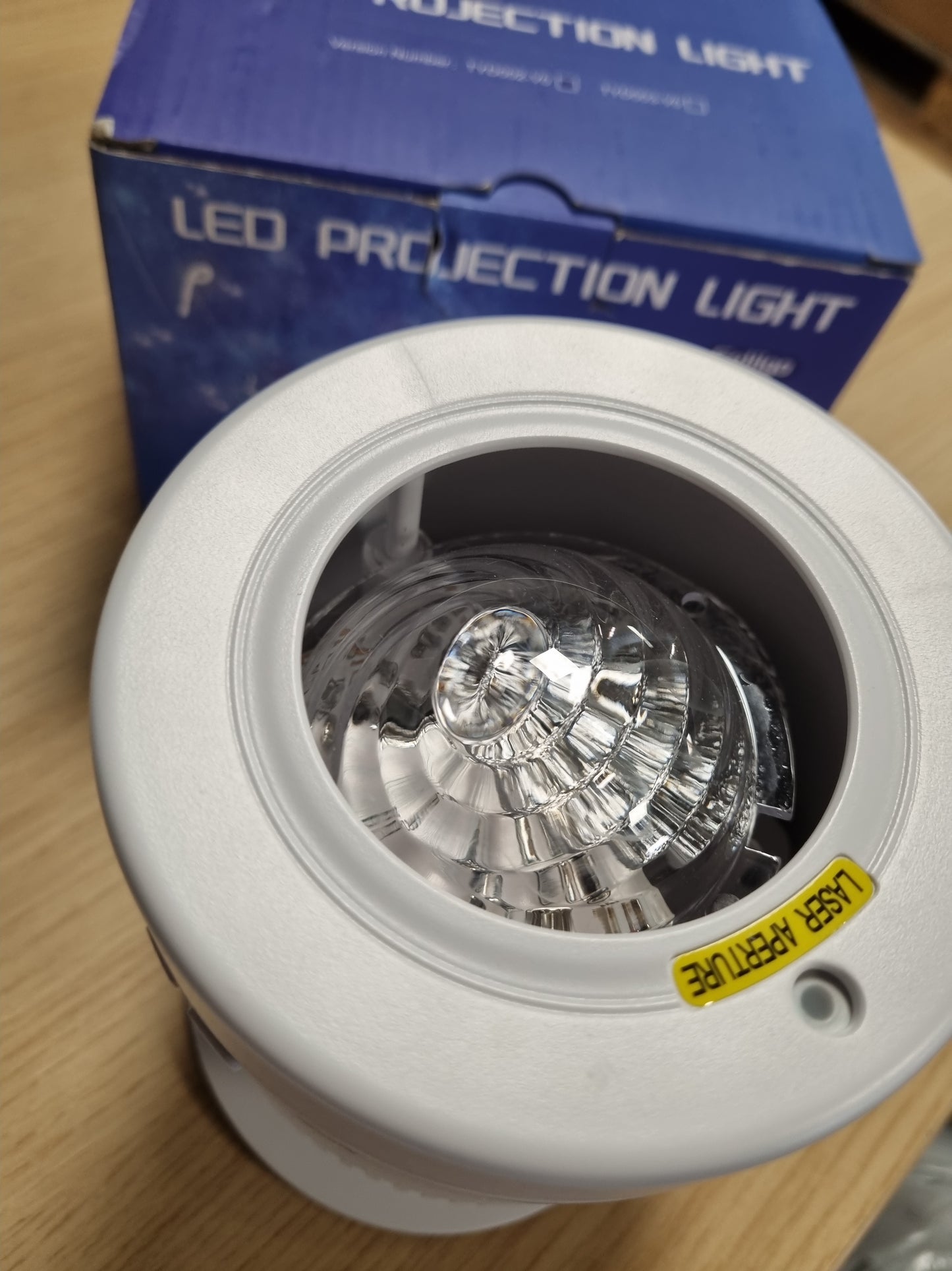 224385 - Projektor LED me Qiell Yjor - Kohëmatës me Telekomandë, Bluetooth, Projektor Yjesh i Rregullueshëm për festa dhe dekorim, i Bardhë
