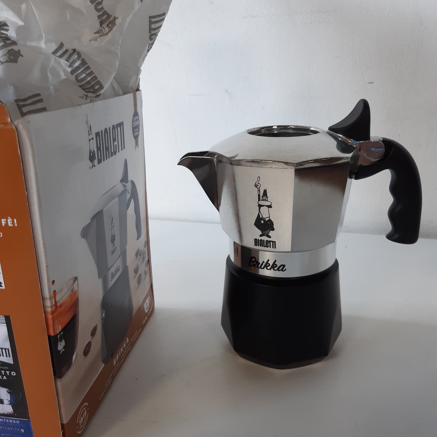 226767 - BIALETTI New Brikka 2023, kafe Moka pot për 2 filxhanë, alumini dhe e zezë