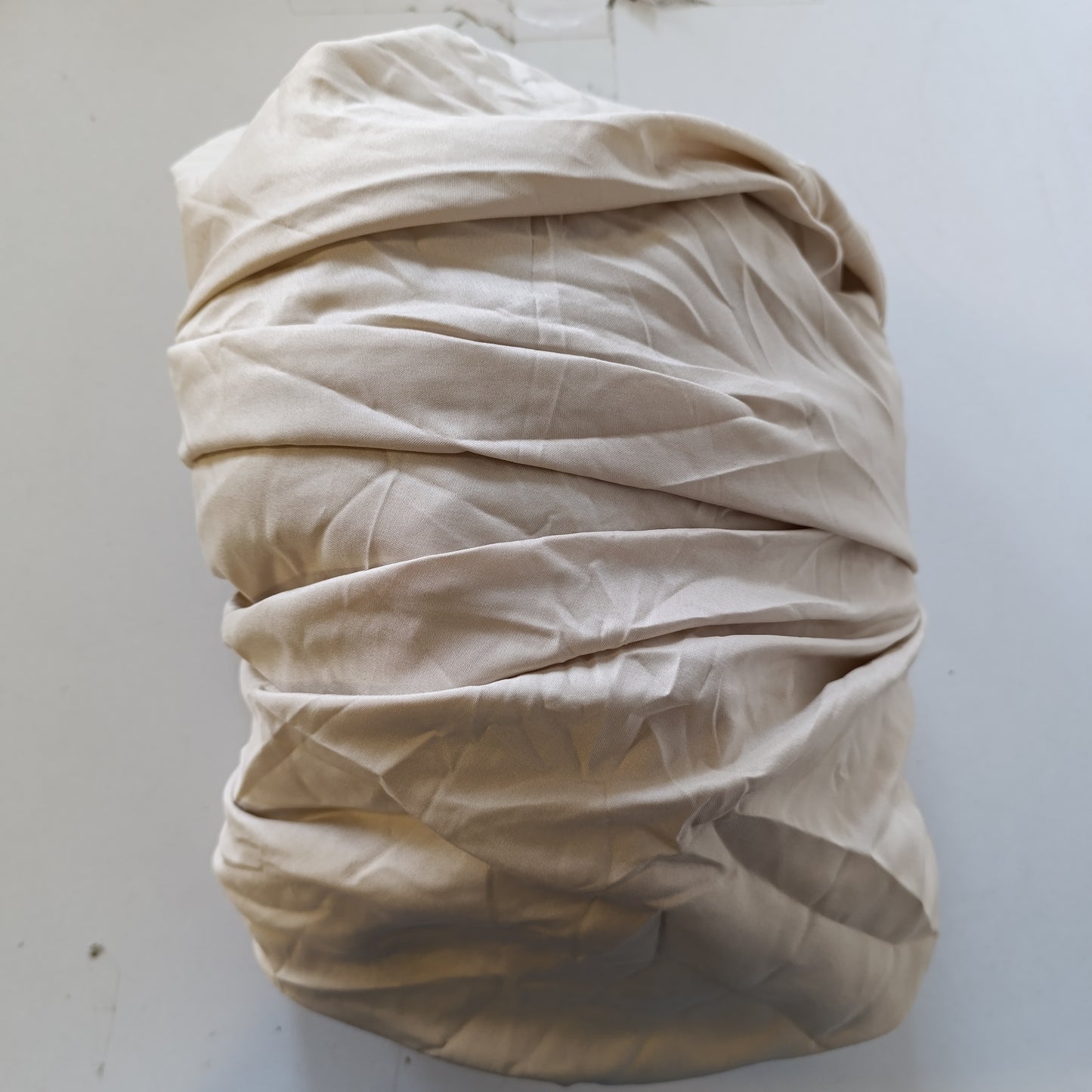 186200 - AMAZON BASICS Çarçaf i Montuar, Mikrofibër, 180 x 200 x 30 cm, Përshtatet për Dyshek me Lartësi deri në 30 cm, Ngjyrë Bezhë