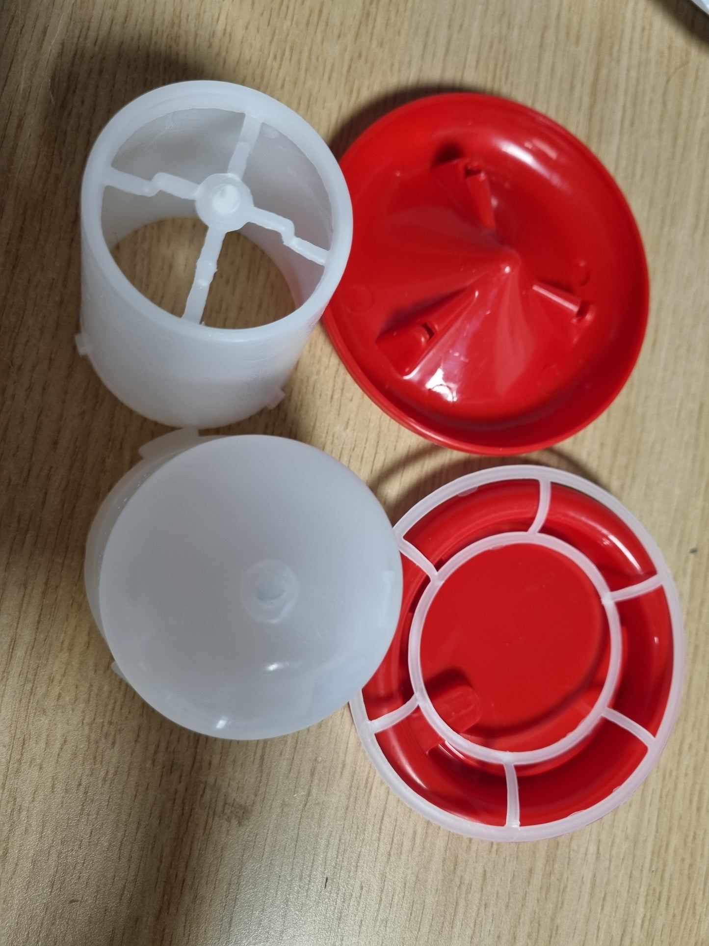 270007 - Ushqyes dhe ujitës i vogël 160 ml për zogj të vegjël, thëllëza, pëllumba dhe shpendë të vegjël. Nuk derdh ujë, pastrohet lehtë dhe përdoret thjesht. Nuk rekomandohet për pula të rritura.